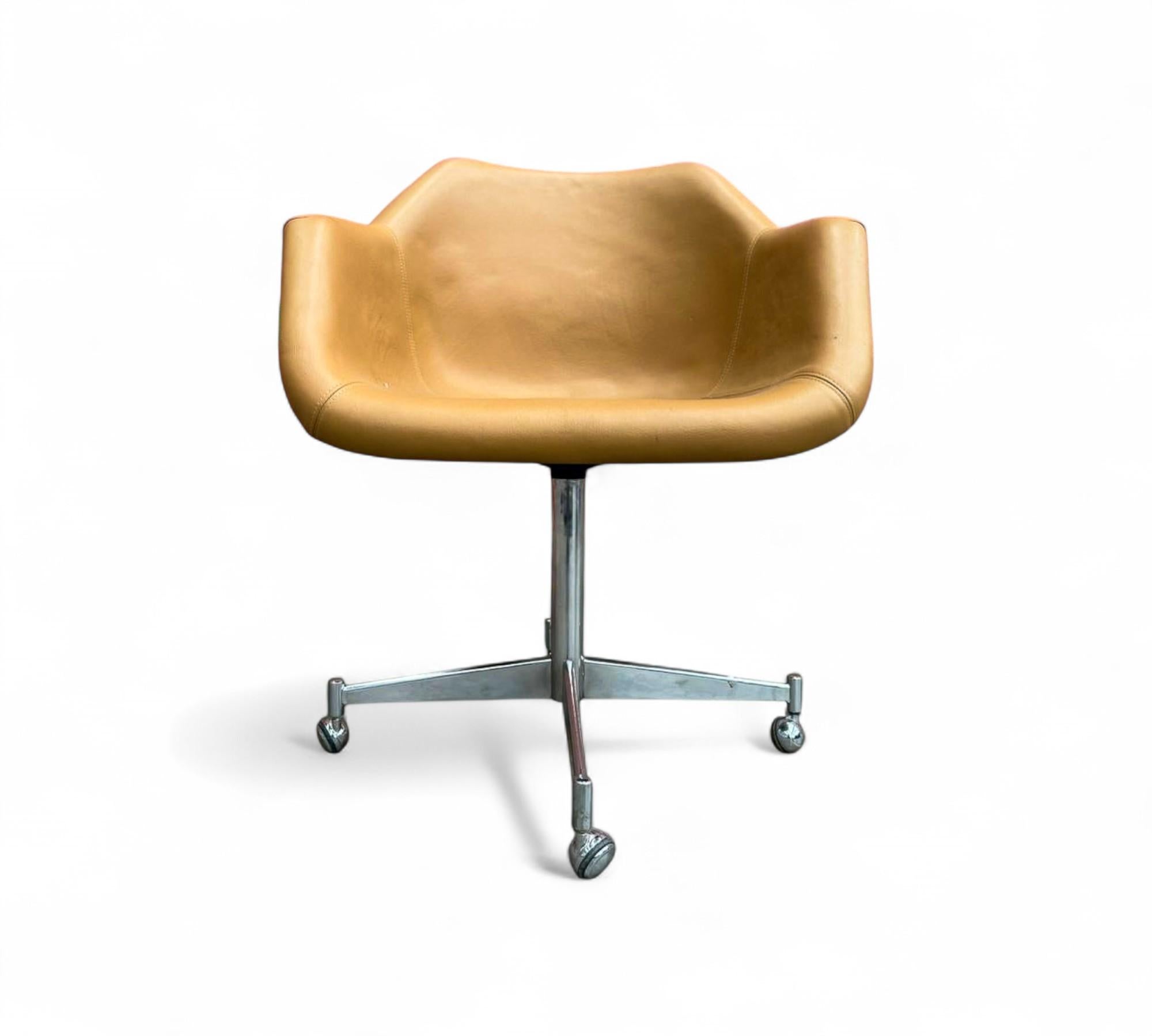 Fauteuil pivotant brésilien du milieu du siècle en cuir et métal, Jorge Zalszupin, années 1960 en vente 6