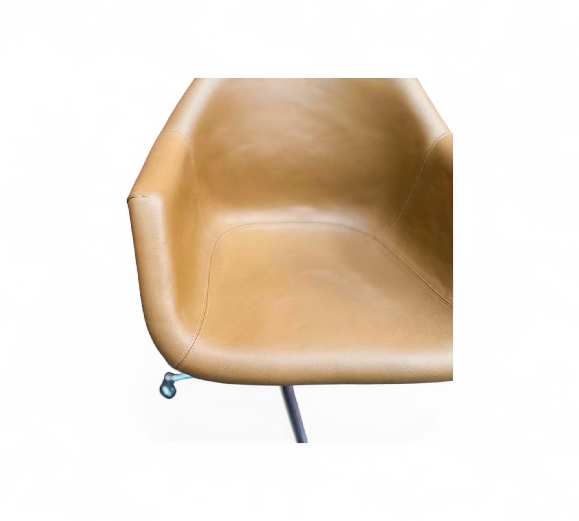 Cet authentique fauteuil de bureau Jorge Zalszupin des années 1960 est un exemple exceptionnel du design brésilien du milieu du siècle. Dotée des lignes sculpturales caractéristiques de Zalszupin, la chaise est fabriquée avec une assise en cuir