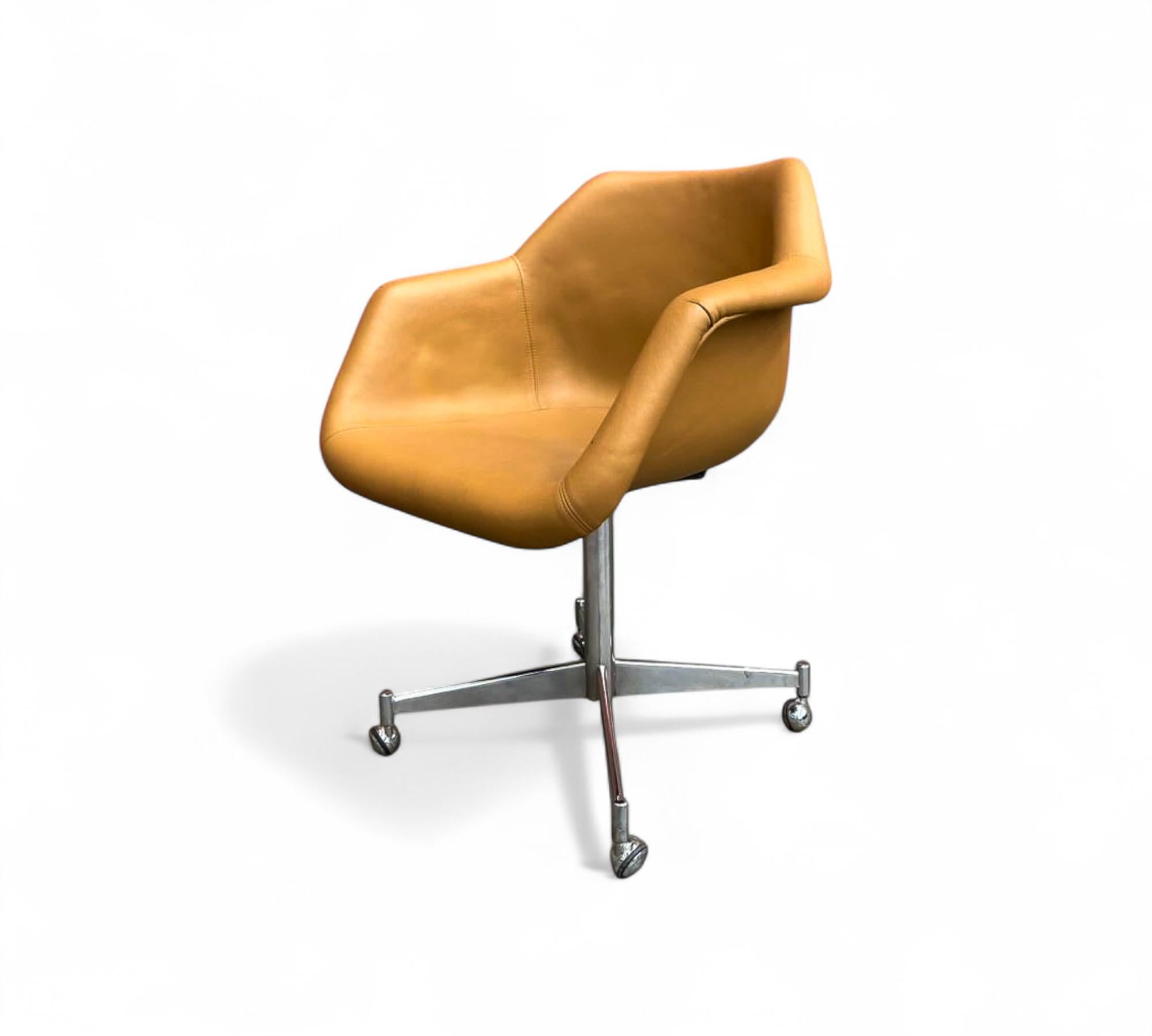 Ferronnerie Fauteuil pivotant brésilien du milieu du siècle en cuir et métal, Jorge Zalszupin, années 1960 en vente