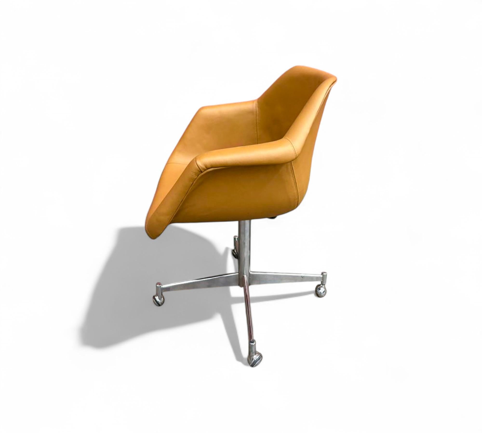 Fauteuil pivotant brésilien du milieu du siècle en cuir et métal, Jorge Zalszupin, années 1960 Bon état - En vente à New York, NY