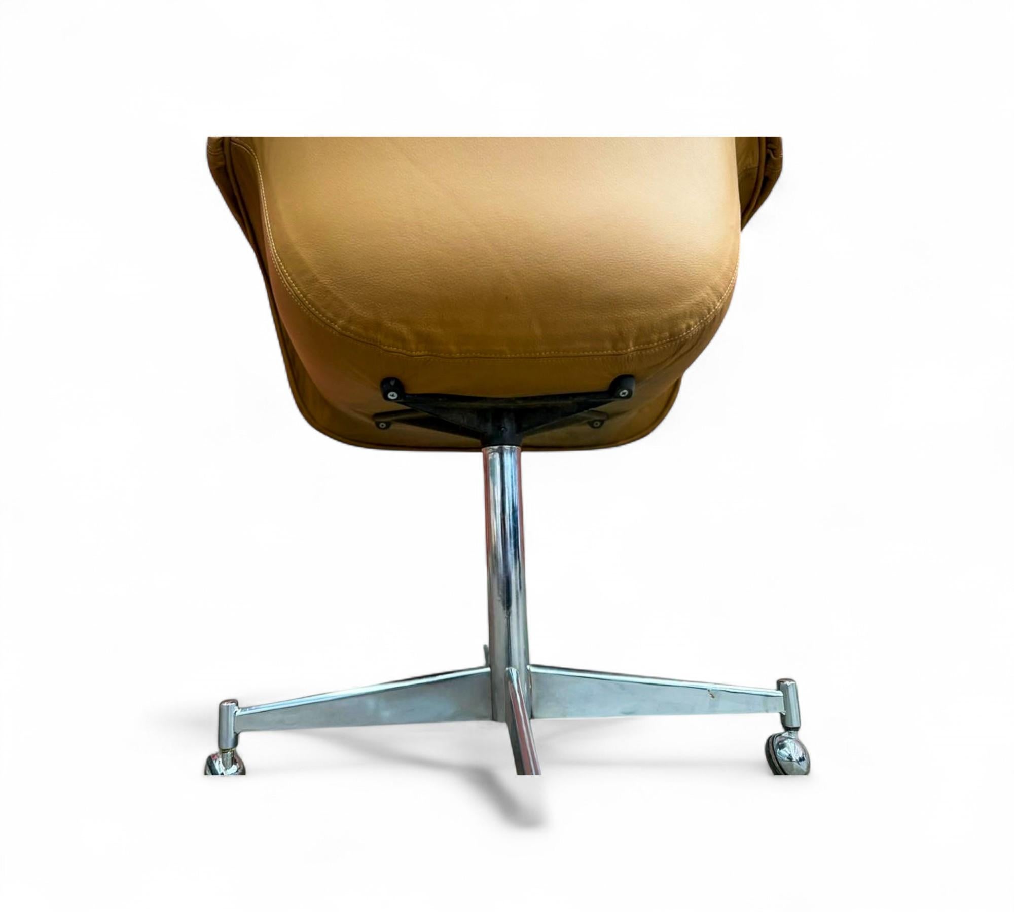 20ième siècle Fauteuil pivotant brésilien du milieu du siècle en cuir et métal, Jorge Zalszupin, années 1960 en vente