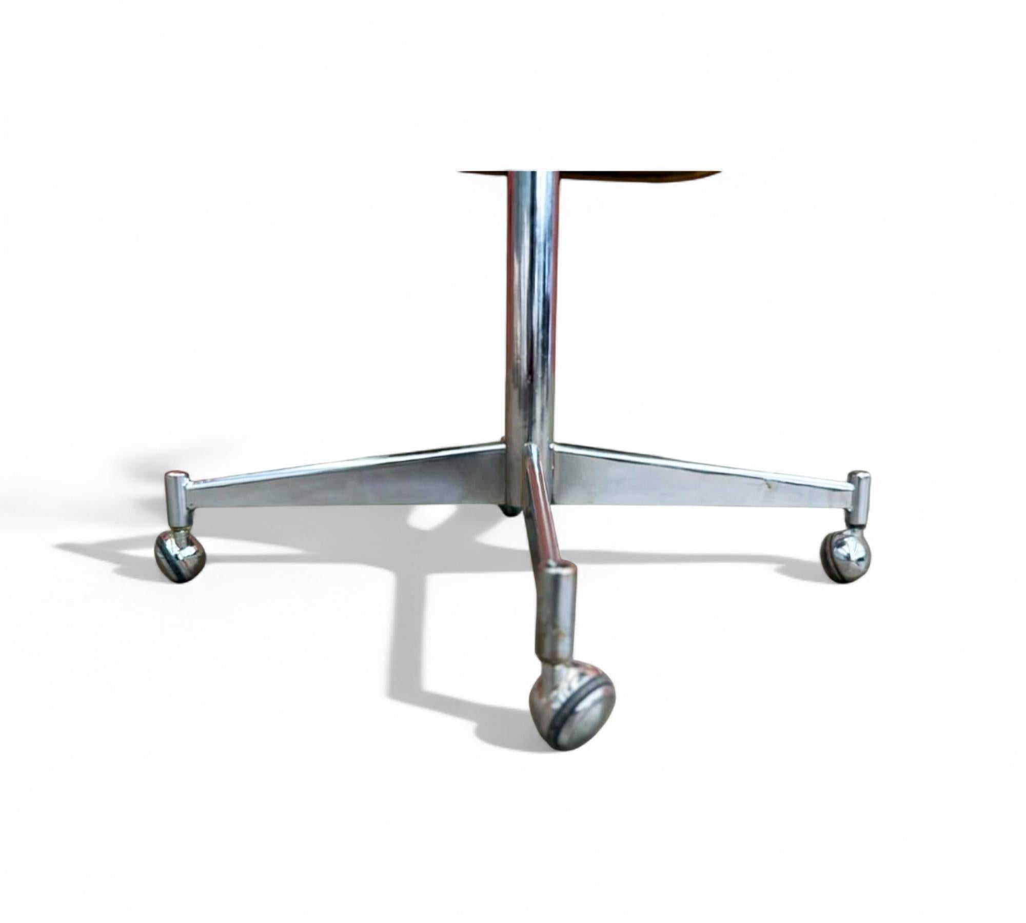 Métal Fauteuil pivotant brésilien du milieu du siècle en cuir et métal, Jorge Zalszupin, années 1960 en vente