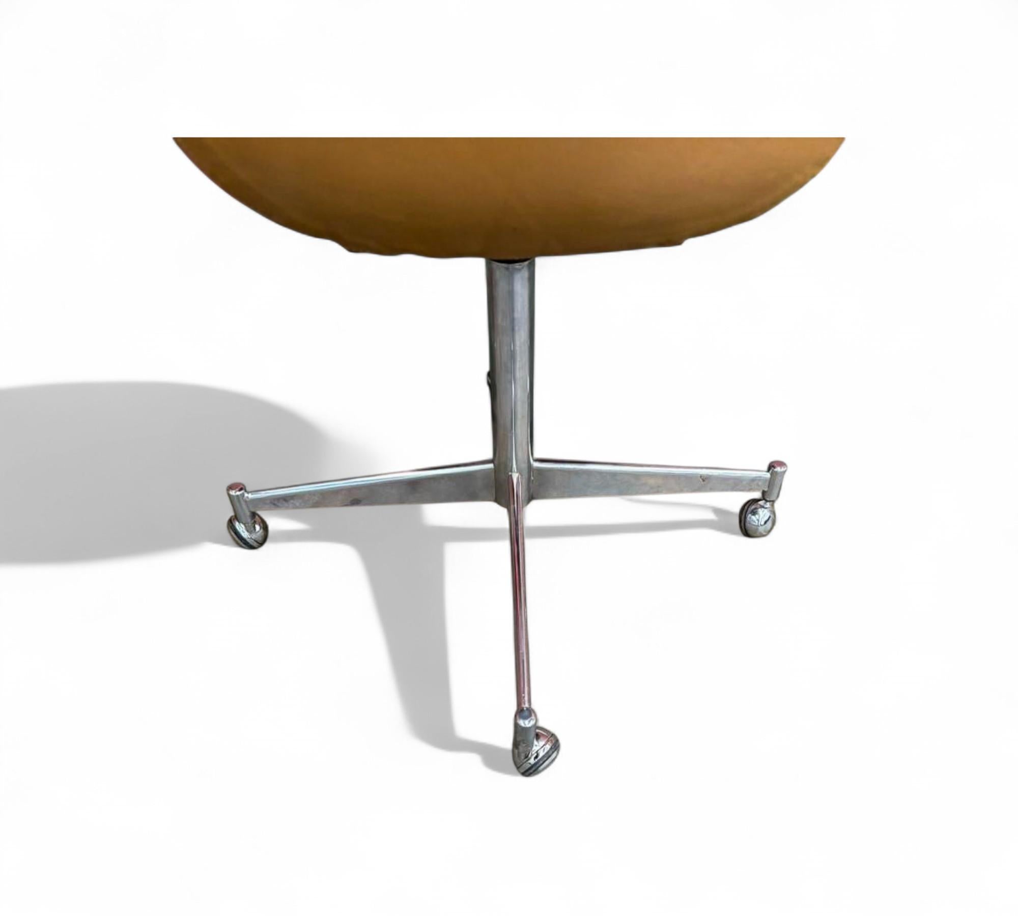 Fauteuil pivotant brésilien du milieu du siècle en cuir et métal, Jorge Zalszupin, années 1960 en vente 1