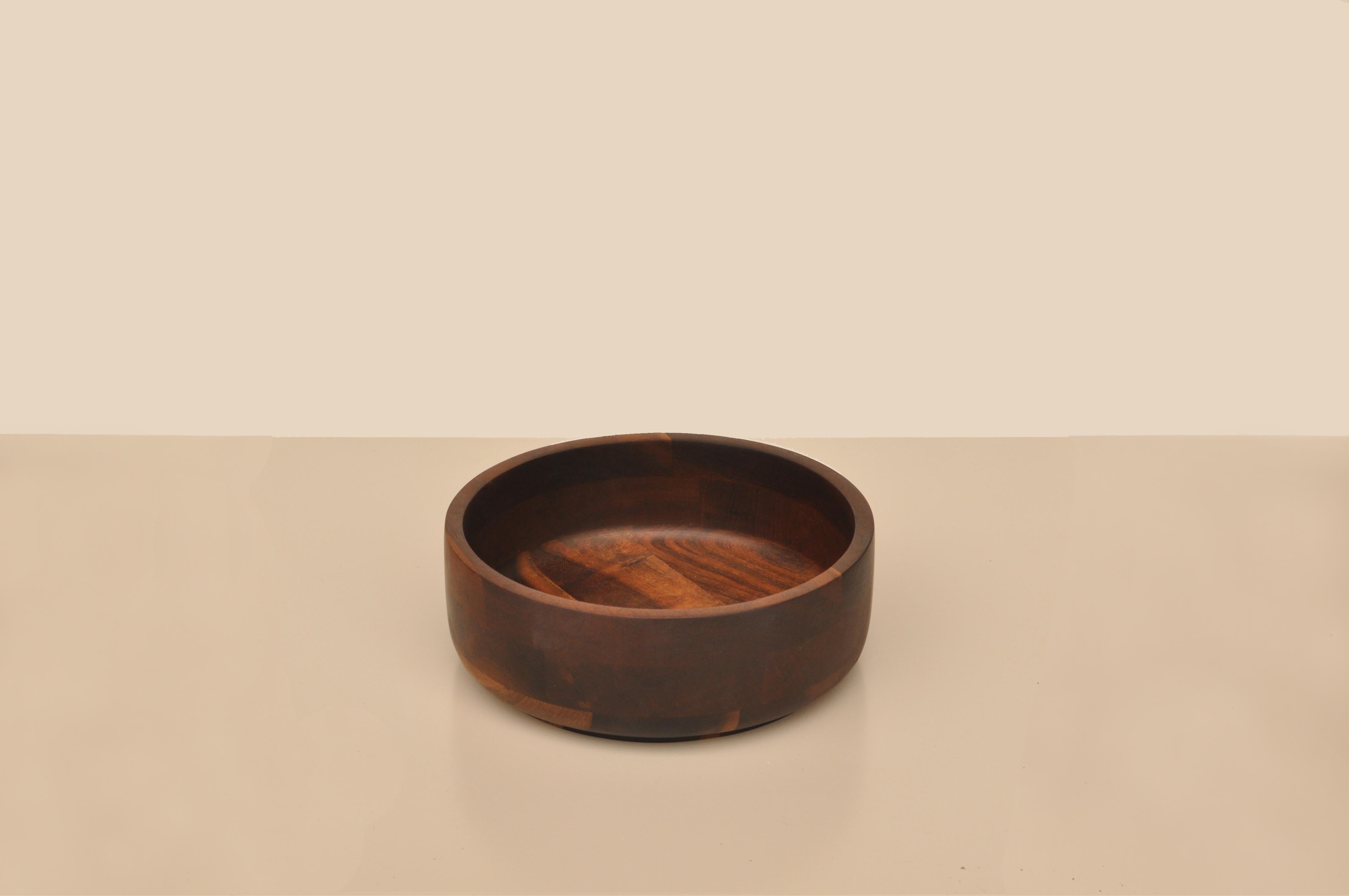 Brazilian mid-century wooden bowl in solid pieces of imbuia wood, designed by Jean Dobré for Tropic-Art. These pieces preserve the manufacturer's seal.

Tropic-Art manufactured in the middle of the last century on a large scale utilitarian pieces