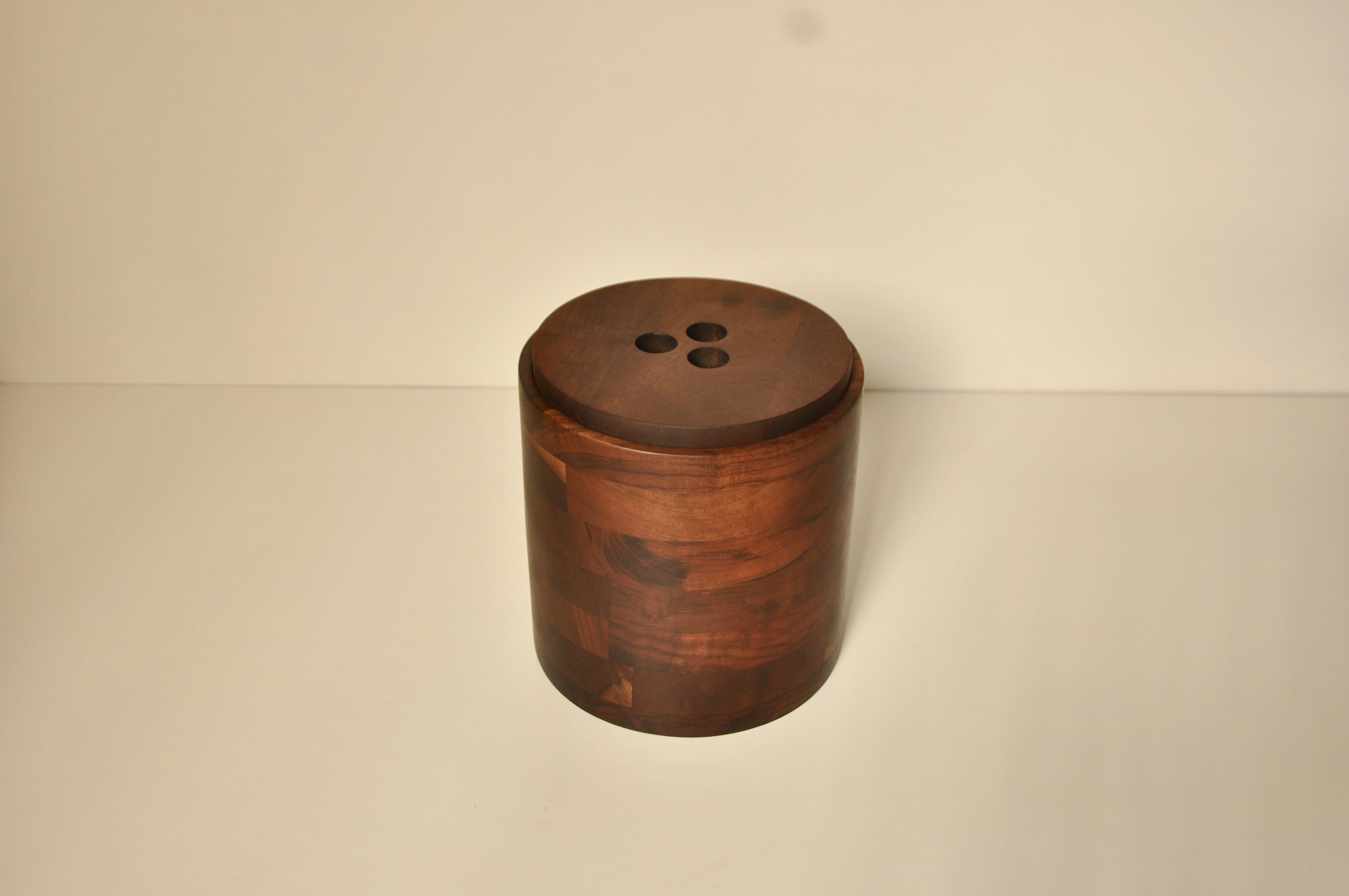 Brazilian mid-century wooden ice bucket in solid pieces of imbuia wood, designed by Jean Dobré for Tropic-Art. This piece preserve the manufacturer's seal.

Tropic-Art manufactured in the middle of the last century on a large scale utilitarian