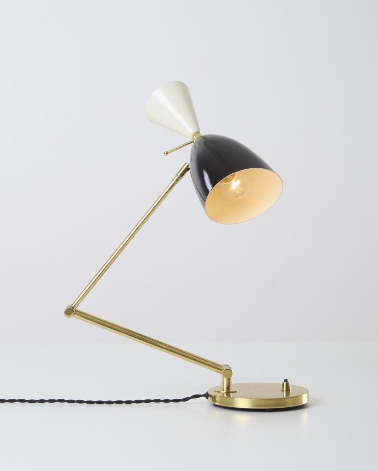 Mid-Century moderno Lampada da tavolo articolata brasiliana di metà secolo in ottone e smalto bianco-nero, anni '60 in vendita