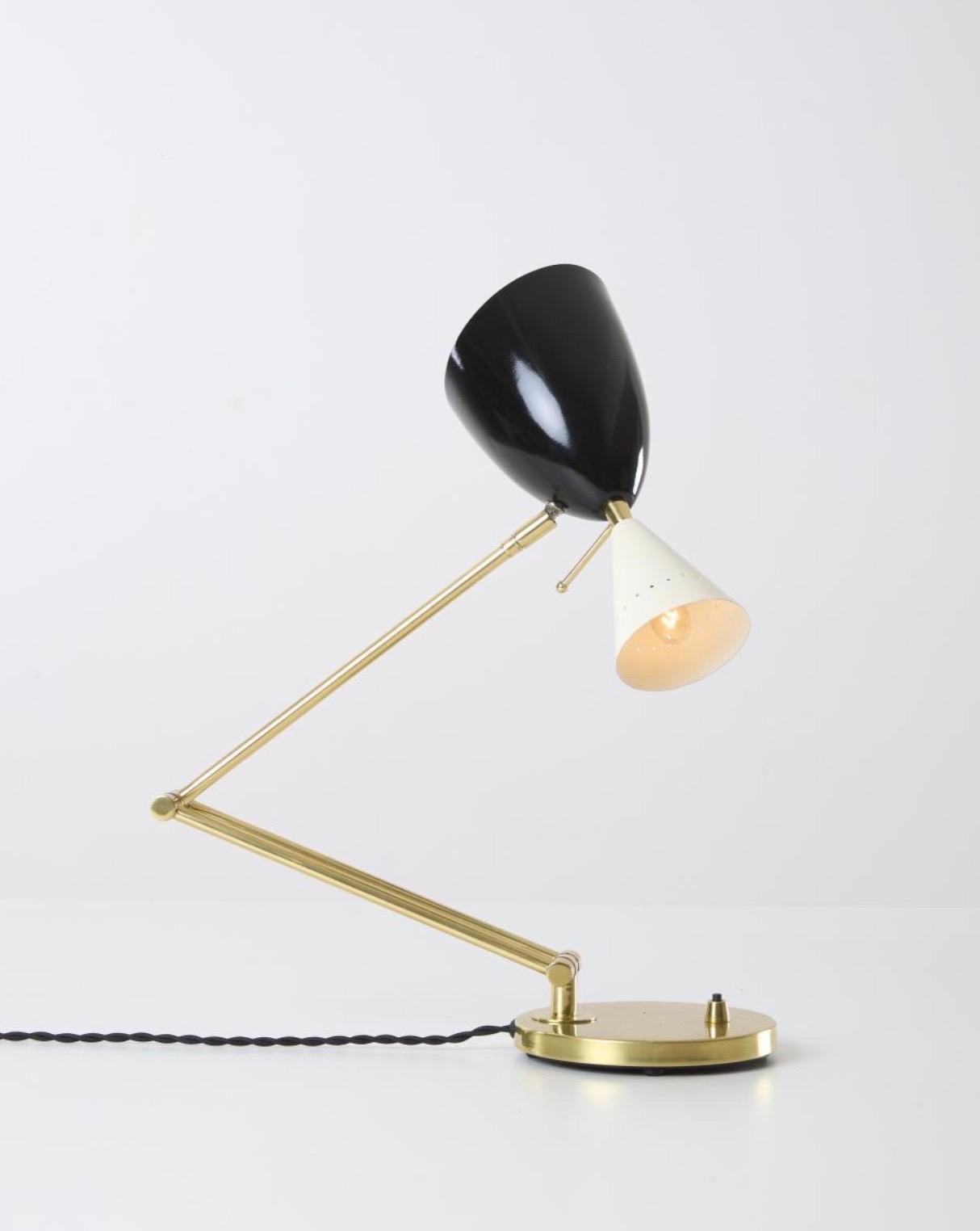 Lampada da tavolo articolata brasiliana di metà secolo in ottone e smalto bianco-nero, anni '60 In condizioni buone in vendita a Knokke-Heist, BE