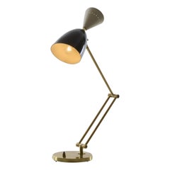 Lampada da tavolo articolata brasiliana di metà secolo in ottone e smalto bianco-nero, anni '60