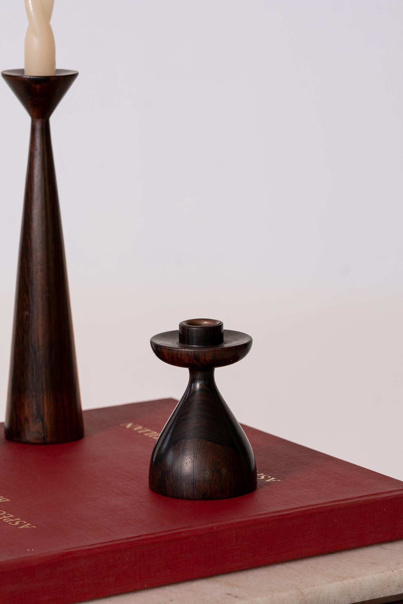 Sculptural vintage candlestick made in Brazilian rosewood with metal finish produced by Casa Finland. Preserves the manufacturer's seal.

Casa Finland produced utilitarian objects in noble Brazilian woods in Brazil in the mid-20th century.