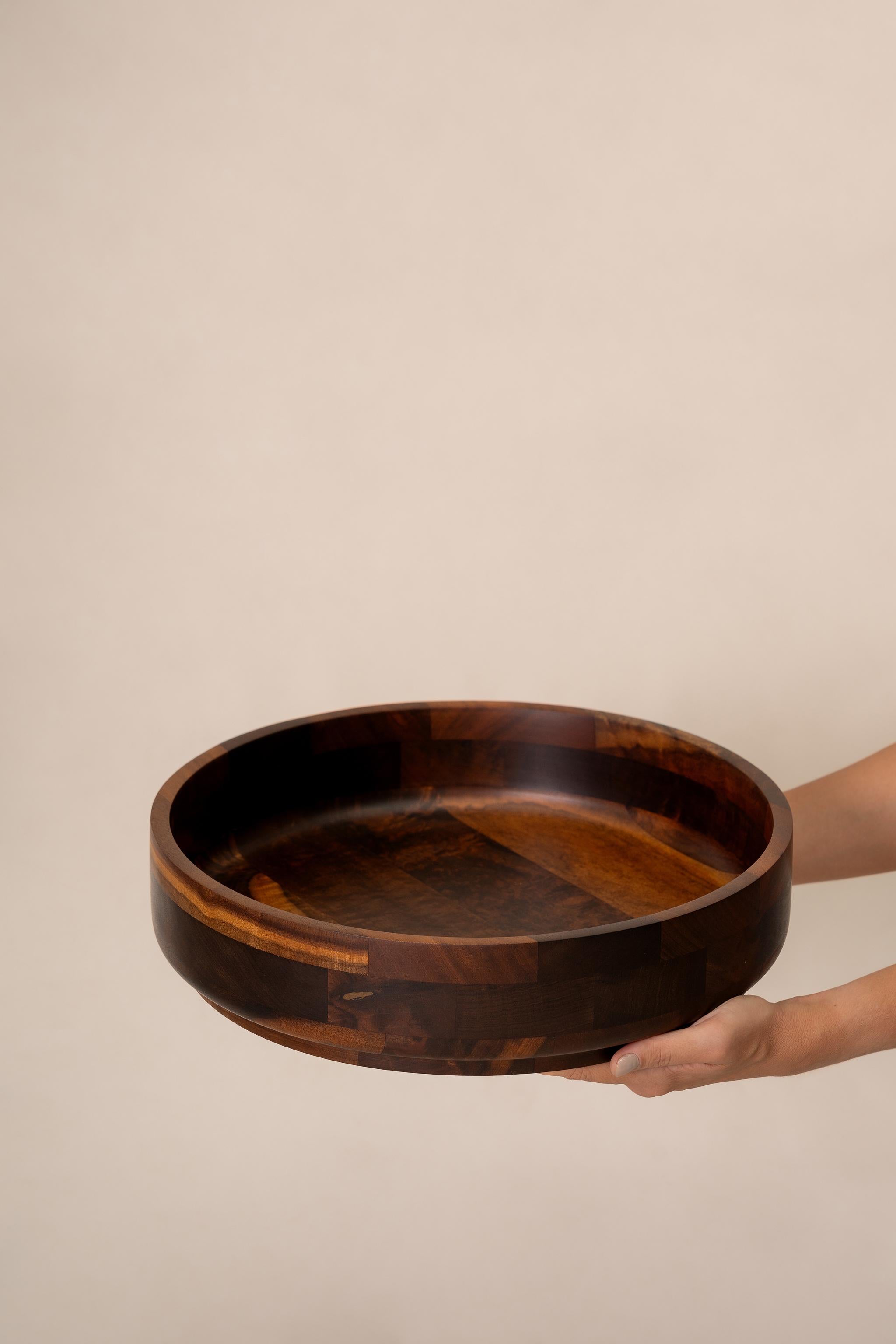 Brazilian Midcentury Centerpiece Bowl in Noble Wood, c. 1970 In Good Condition For Sale In Rio De Janeiro, RJ