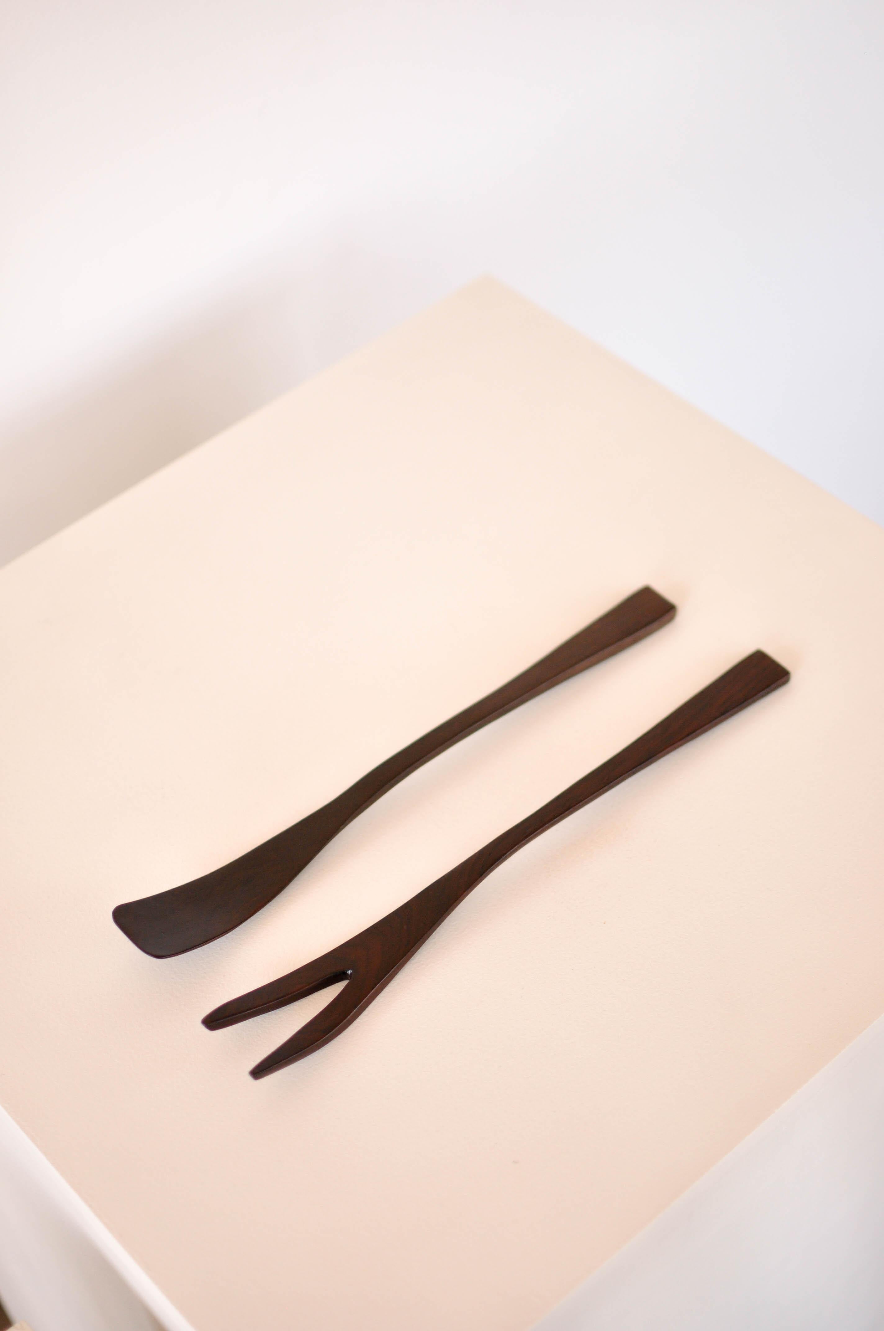Pair of large cutlery carved in Brazilian rosewood of unknown authorship.