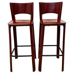 Tabourets de bar brésiliens du milieu du siècle en cuir rouge foncé De Couro - Lot de deux