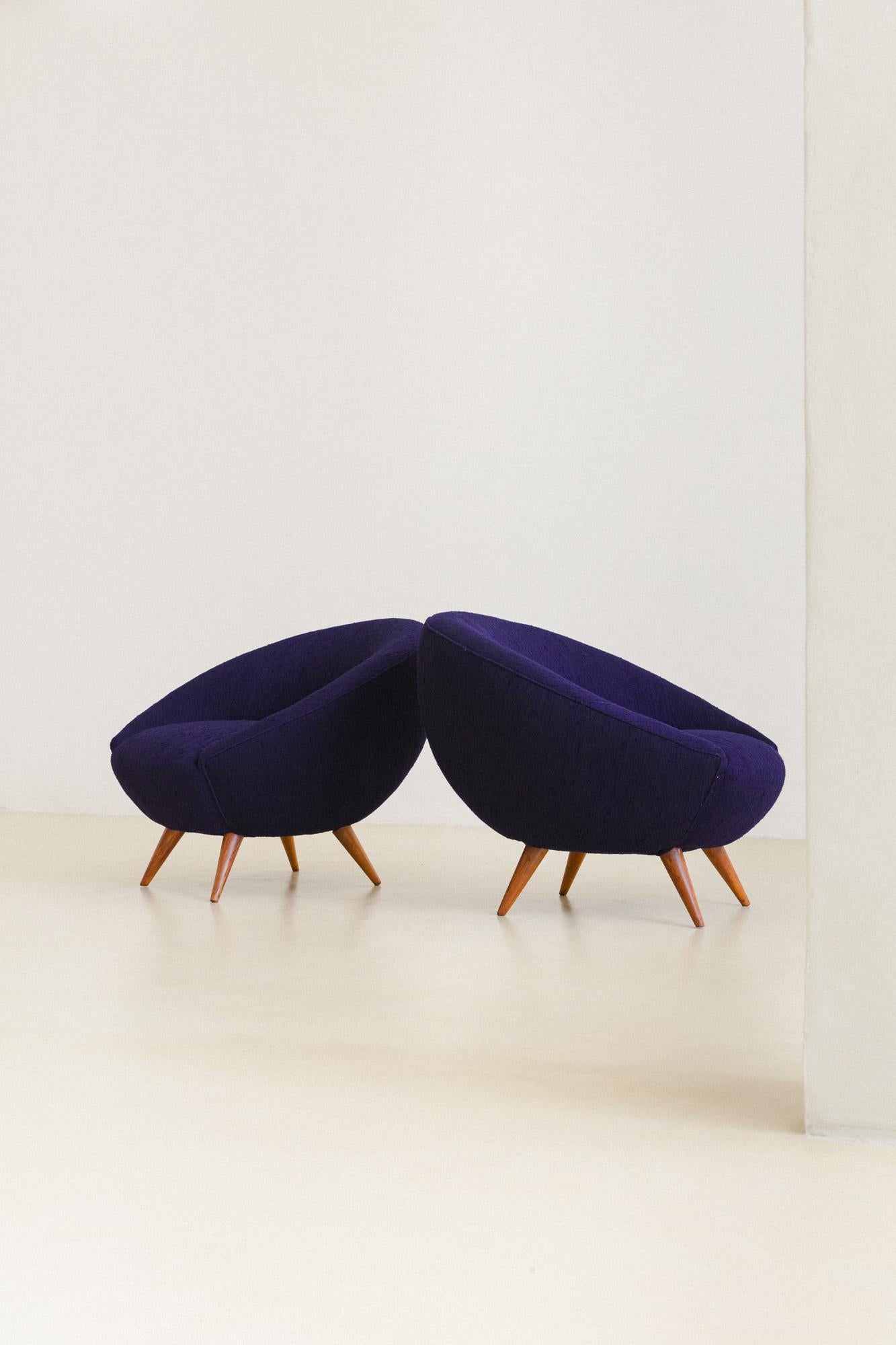 Brazilian Midcentury Design, Round Armchairs, Organic Silk Upholstery, 1950s For Sale 6