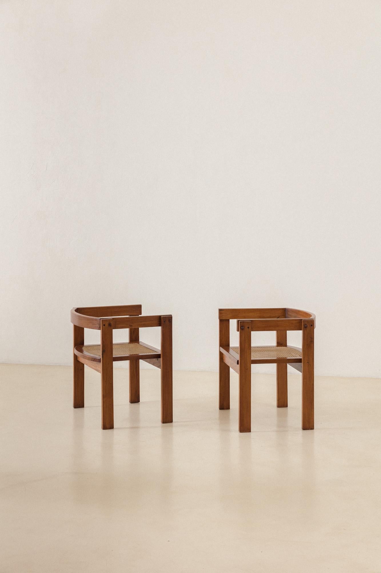Esta encantadora pareja de sillones de los años 60 nos llamó la atención: fue amor a primera vista. Las piezas son de Caviuna maciza con asientos de caña trenzada. 

Con grandes listones y detalles rectangulares y curvos, uno de los aspectos más