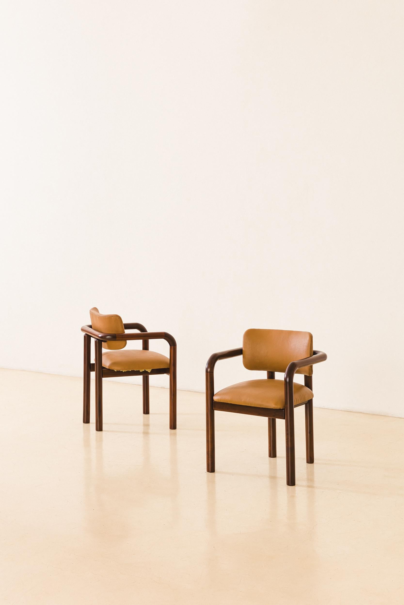 This set of dining chairs is composed of solid Imbuia wood, with brown synthetic leather seats and backrests. The set is composed of 8 chairs.

Even with authorship unidentified, these chairs highlight through the vast production by the most