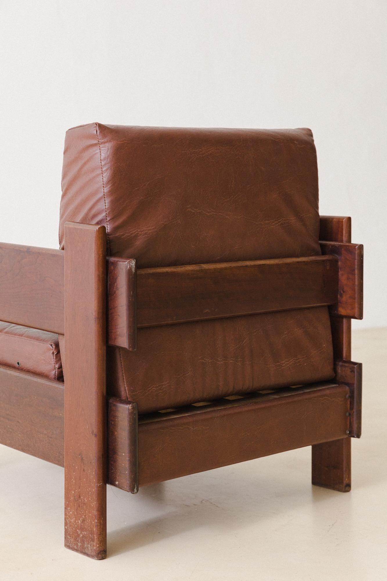 Fauteuils en noyer massif au design brésilien du milieu du siècle, années 1960 en vente 5