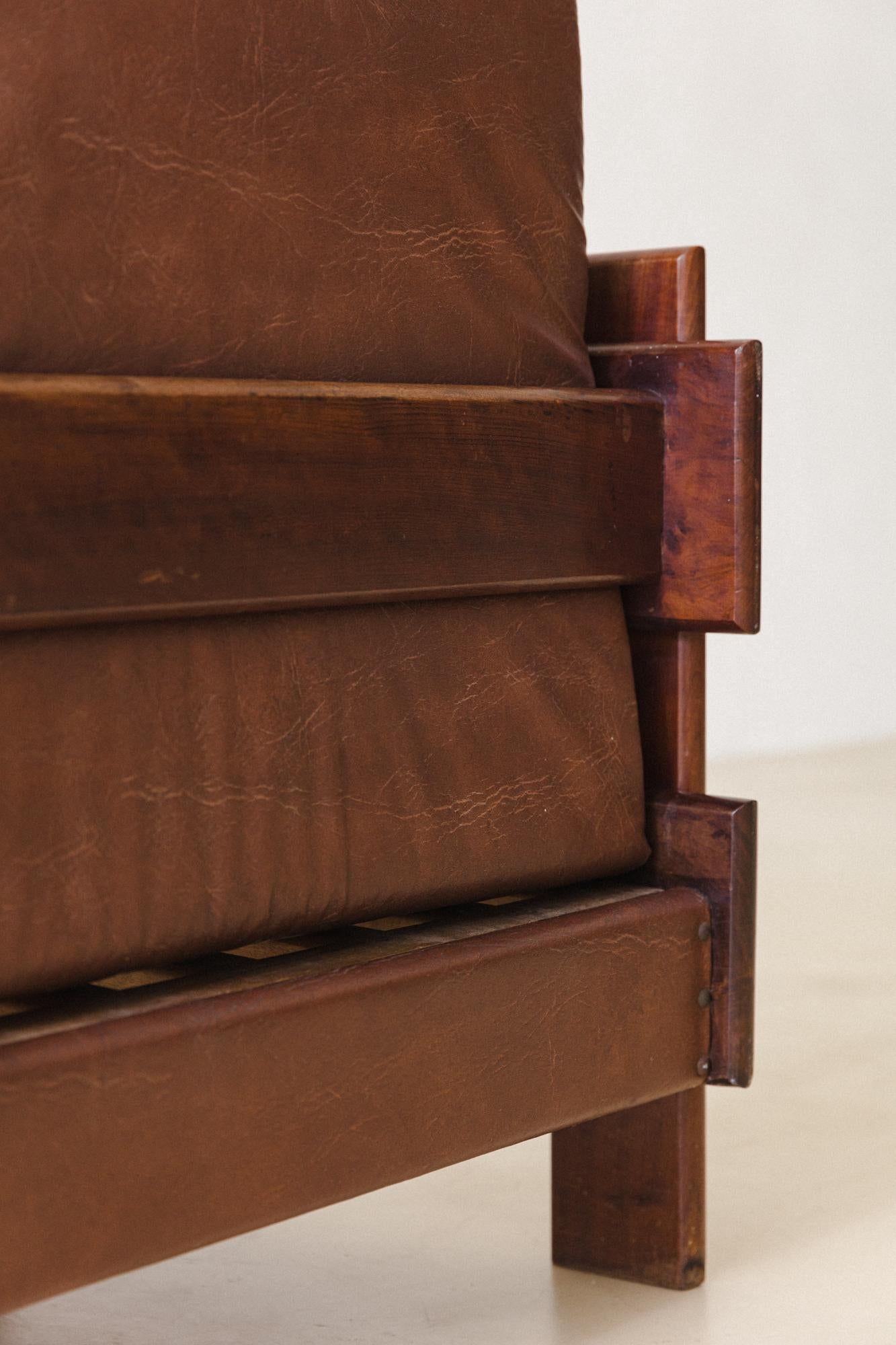 Fauteuils en noyer massif au design brésilien du milieu du siècle, années 1960 en vente 6