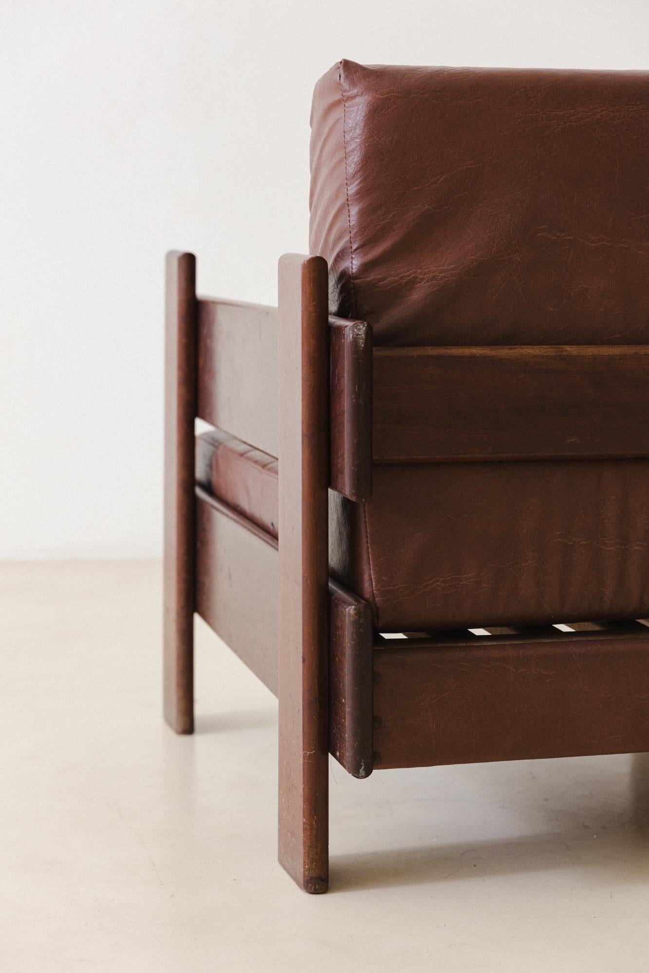 Fauteuils en noyer massif au design brésilien du milieu du siècle, années 1960 en vente 7