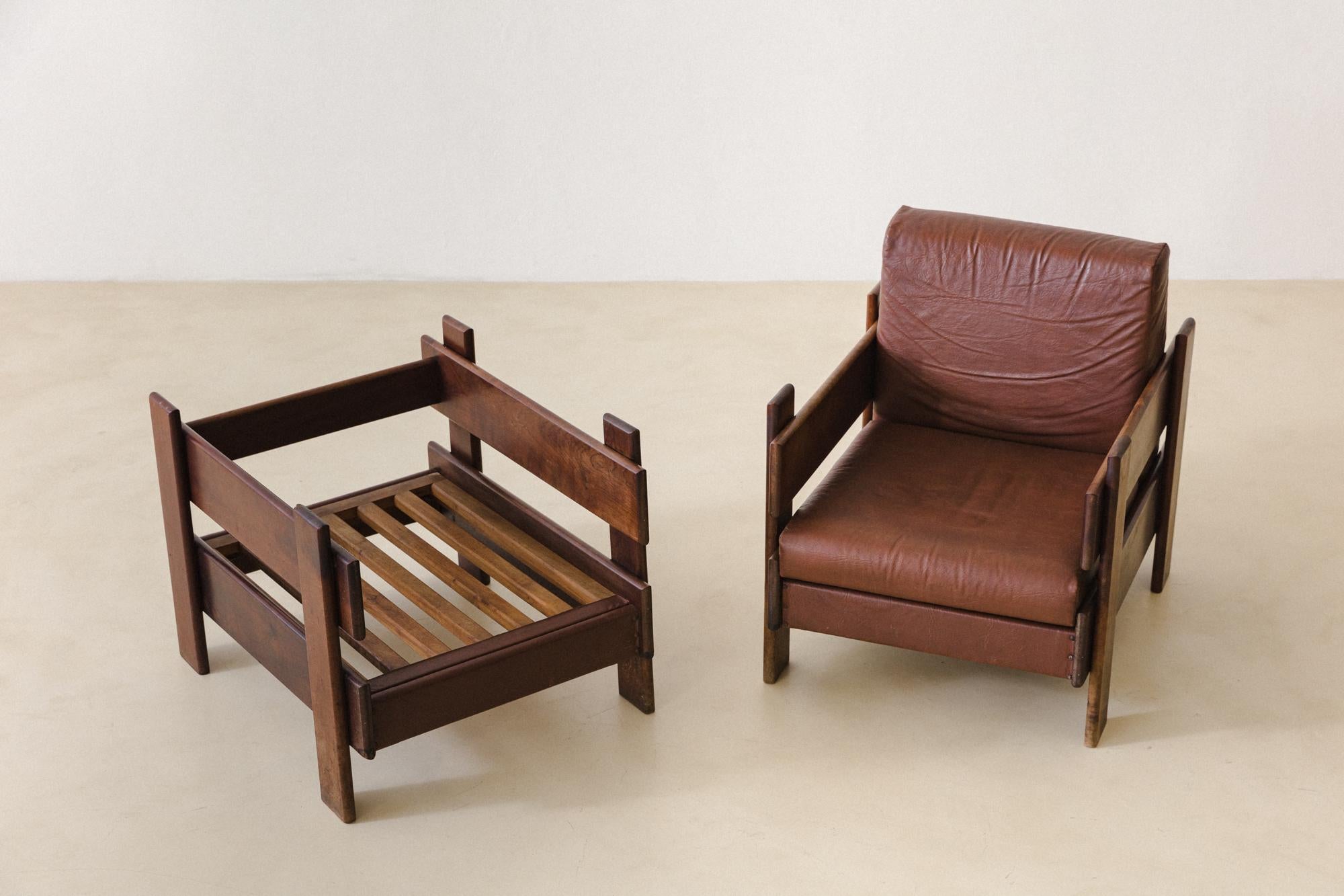 Cette belle paire de fauteuils en Imbuia (noyer brésilien) massif a été fabriquée dans les années 1960 par la société brésilienne Casulo, et la paternité n'est toujours pas identifiée par notre équipe. Les fauteuils ont un design carré avec de