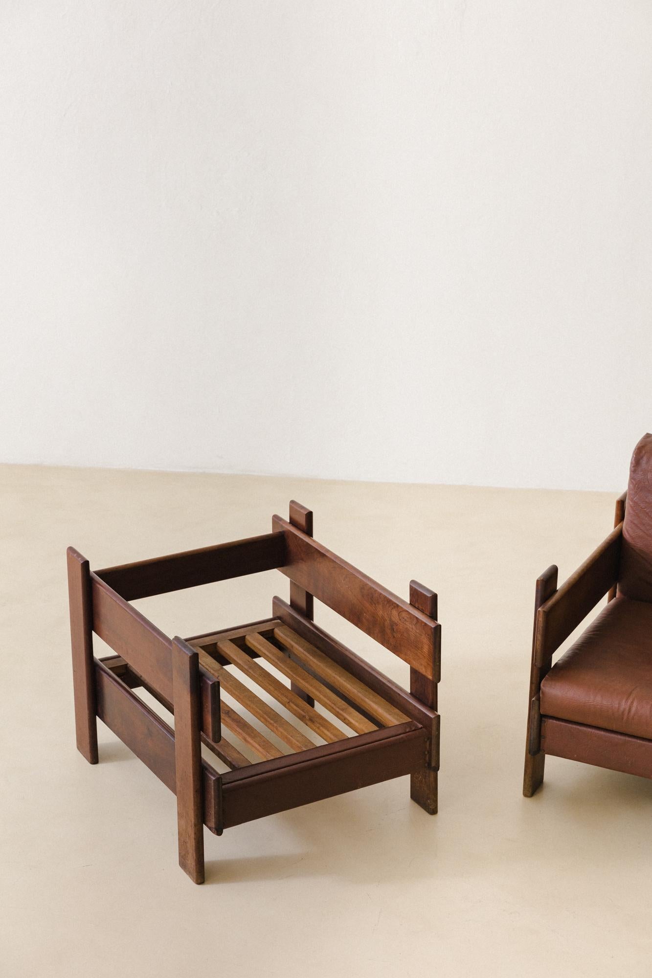 Mid-Century Modern Fauteuils en noyer massif au design brésilien du milieu du siècle, années 1960 en vente
