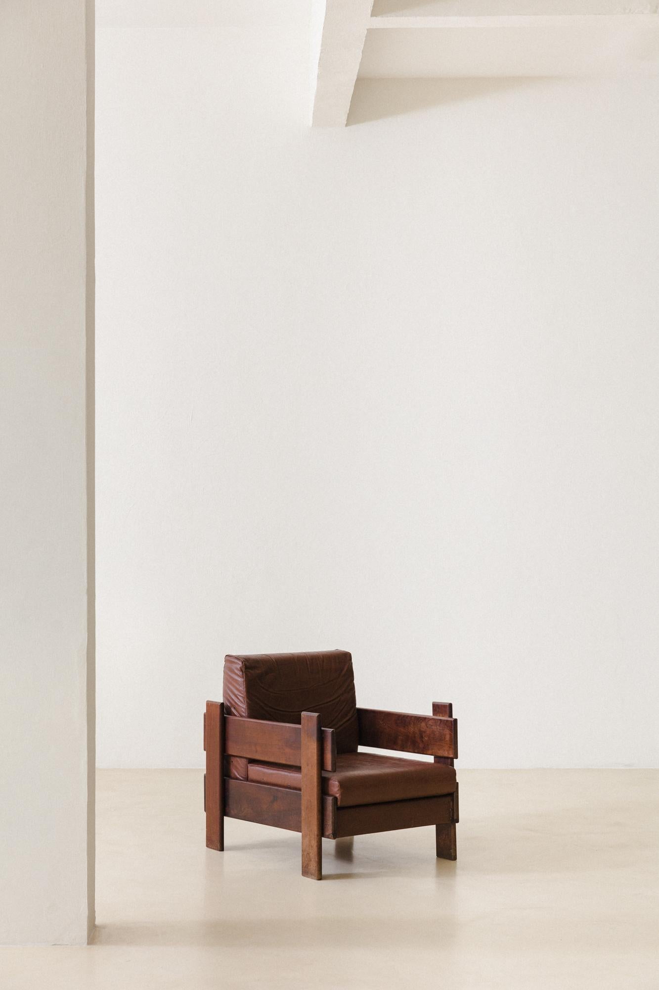 Brésilien Fauteuils en noyer massif au design brésilien du milieu du siècle, années 1960 en vente