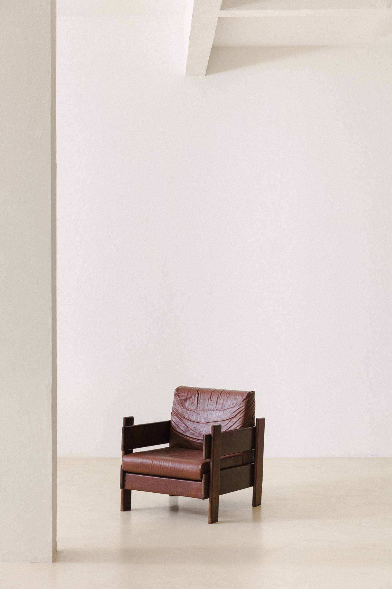 Fauteuils en noyer massif au design brésilien du milieu du siècle, années 1960 Bon état - En vente à New York, NY