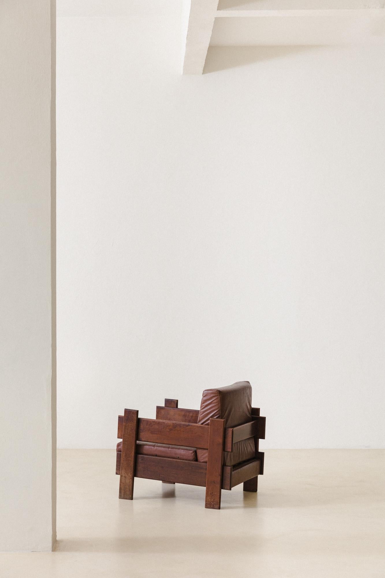 Bois Fauteuils en noyer massif au design brésilien du milieu du siècle, années 1960 en vente