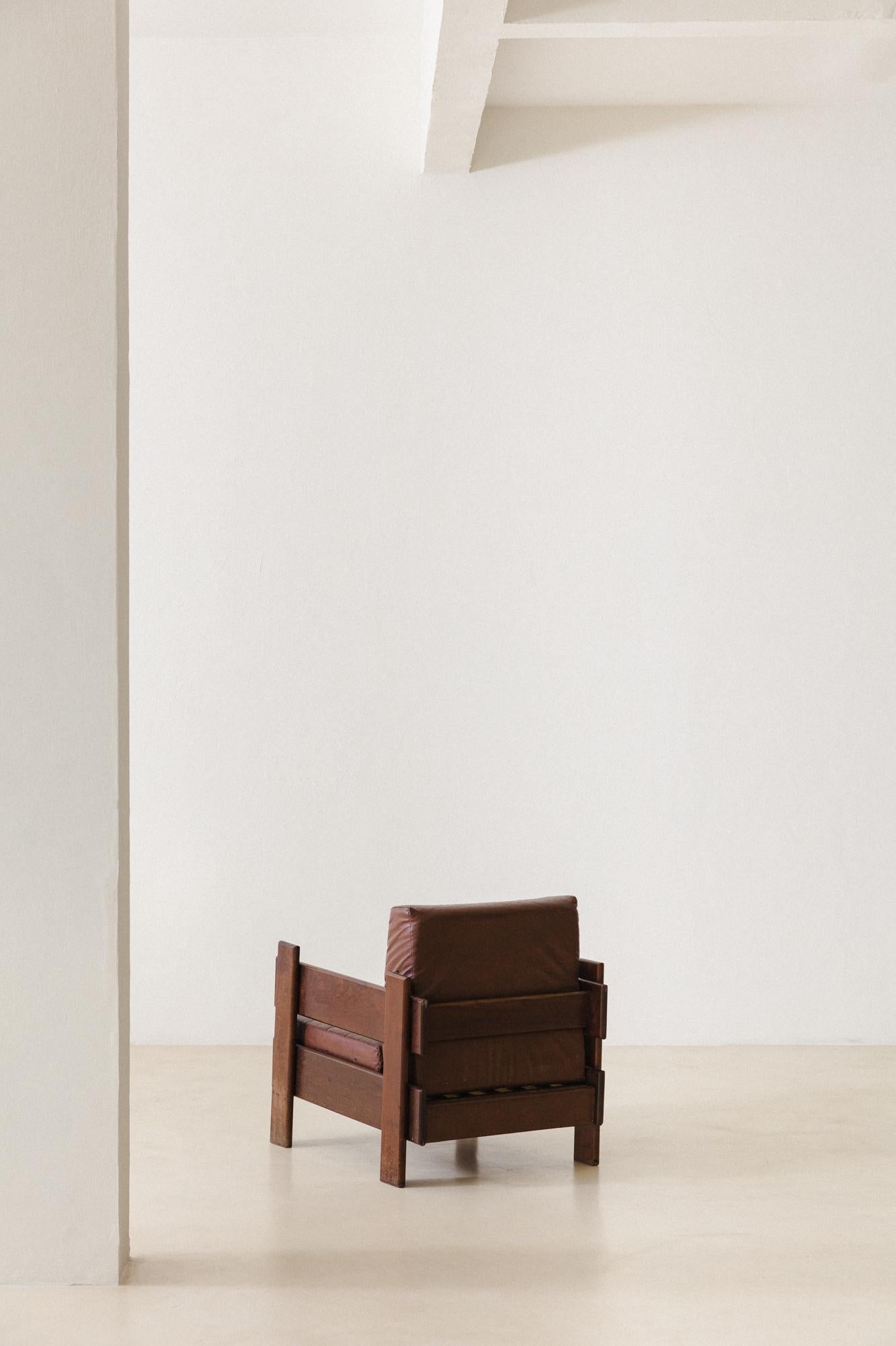 Fauteuils en noyer massif au design brésilien du milieu du siècle, années 1960 en vente 1