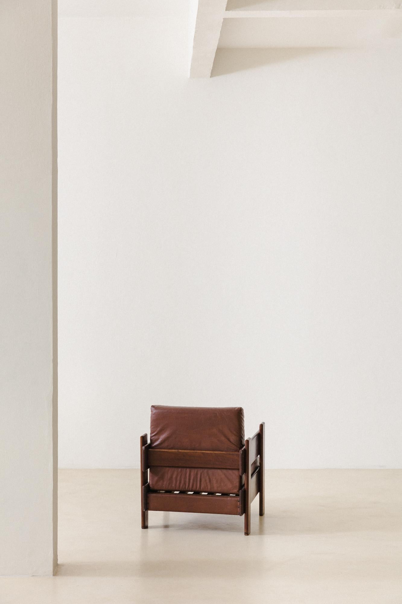 Fauteuils en noyer massif au design brésilien du milieu du siècle, années 1960 en vente 2