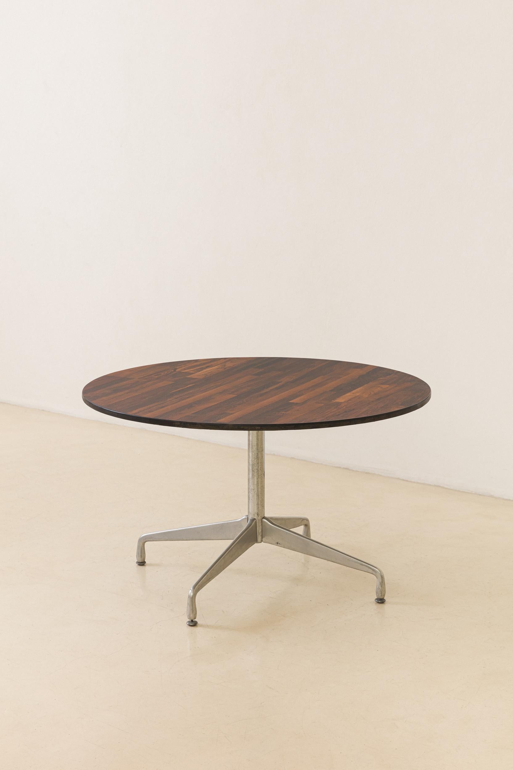 Table de salle à manger brésilienne du milieu du siècle en bois de rose, designer inconnu, années 1960 en vente 2