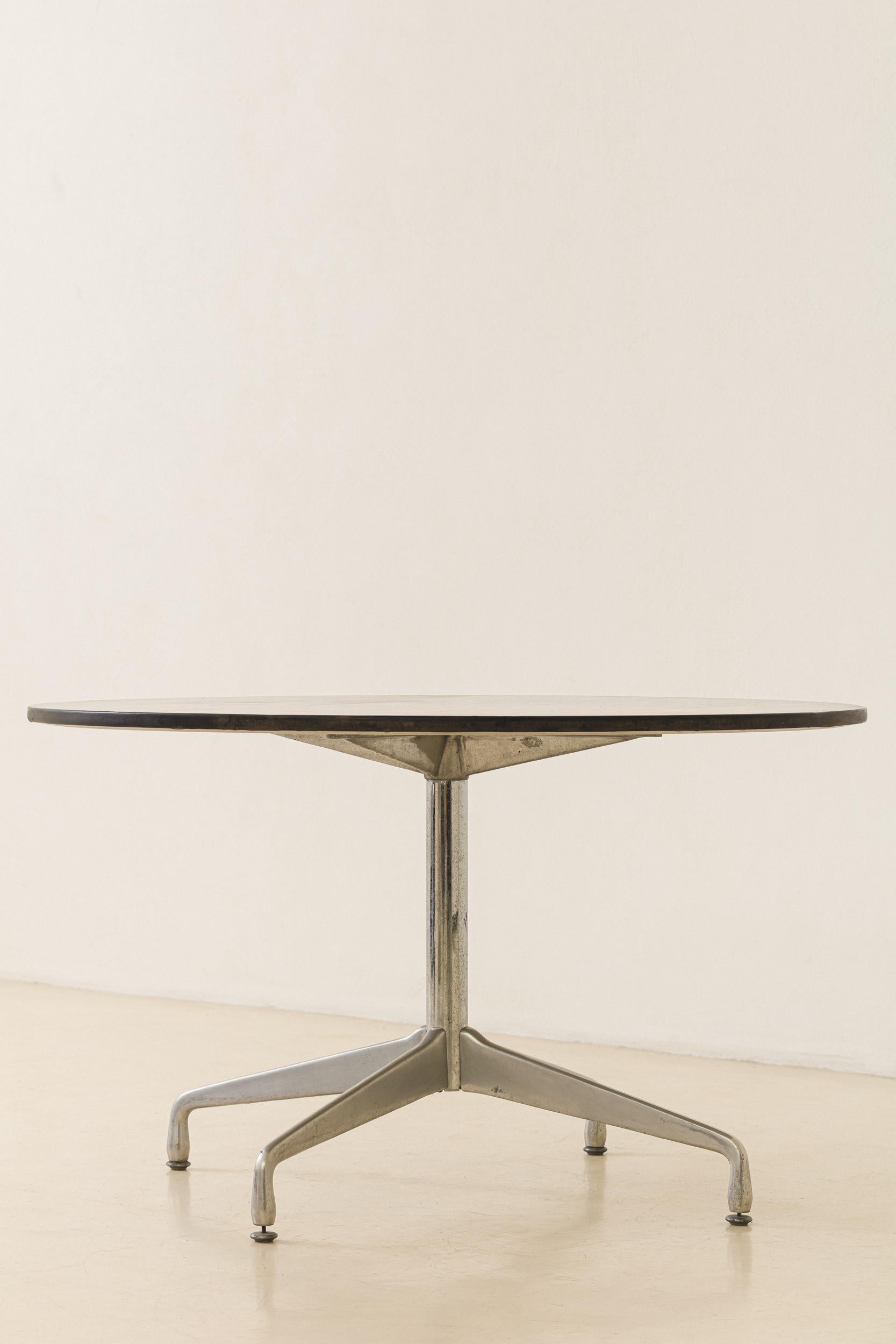 Table de salle à manger brésilienne du milieu du siècle en bois de rose, designer inconnu, années 1960 en vente 4