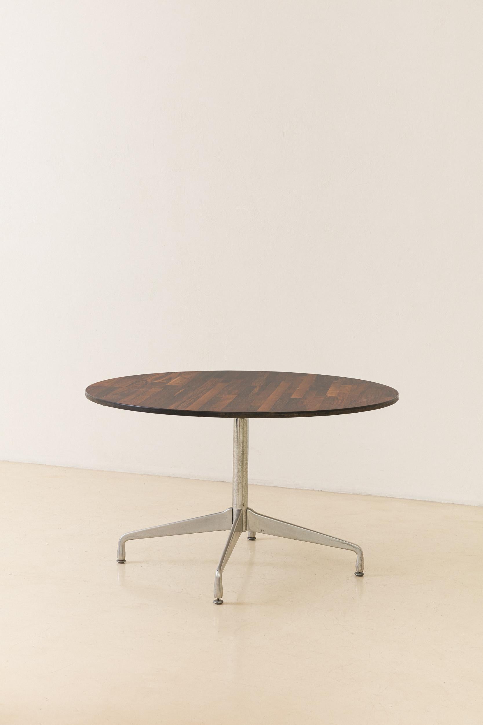 Table de salle à manger brésilienne du milieu du siècle en bois de rose, designer inconnu, années 1960 en vente 5