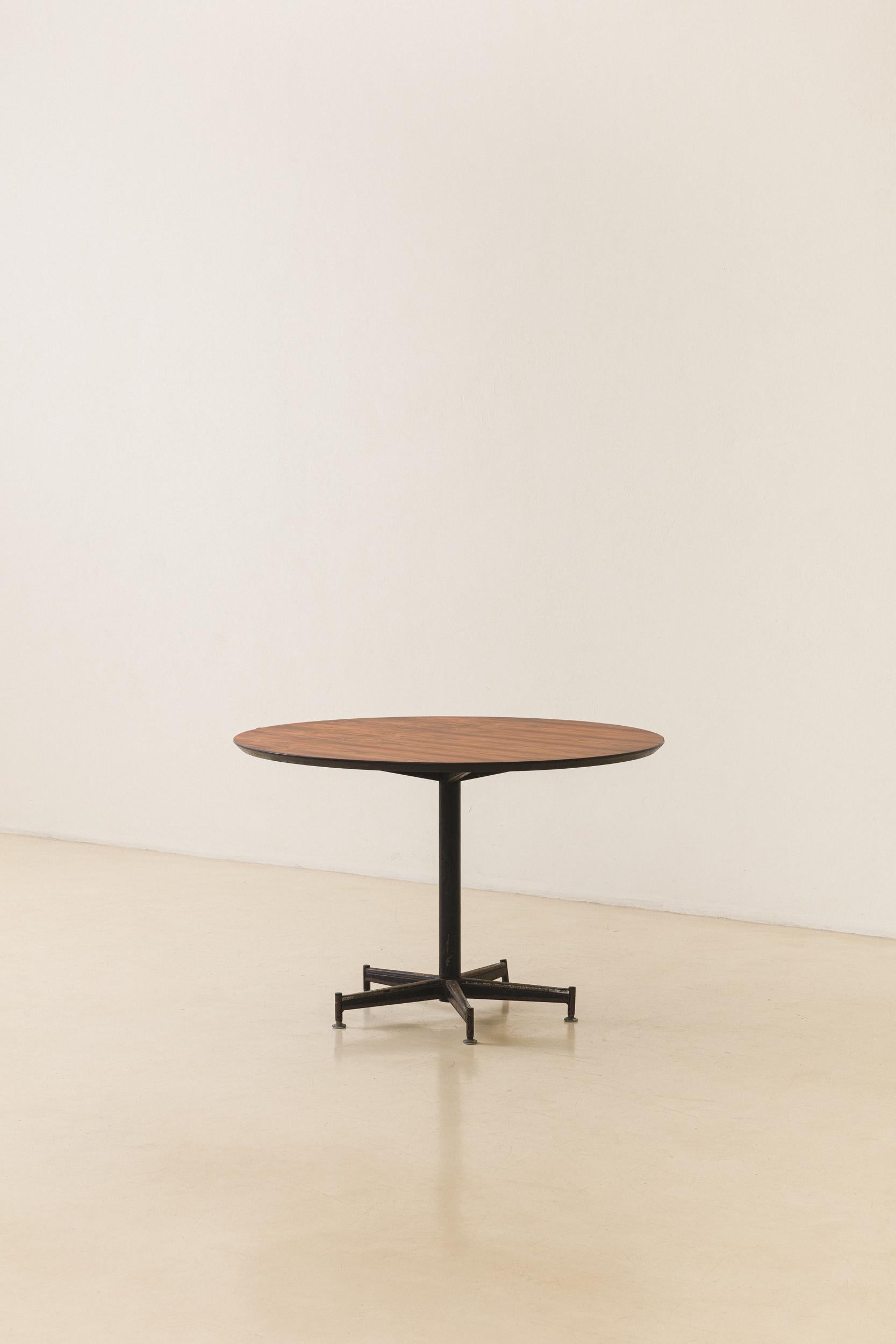 Le patrimoine mobilier moderne brésilien recèle des pièces dont l'origine reste mystérieuse. Ces designs, magnifiquement réalisés et imprégnés de l'esthétique de leur époque, n'ont pas encore été rattachés à une entreprise ou à un designer