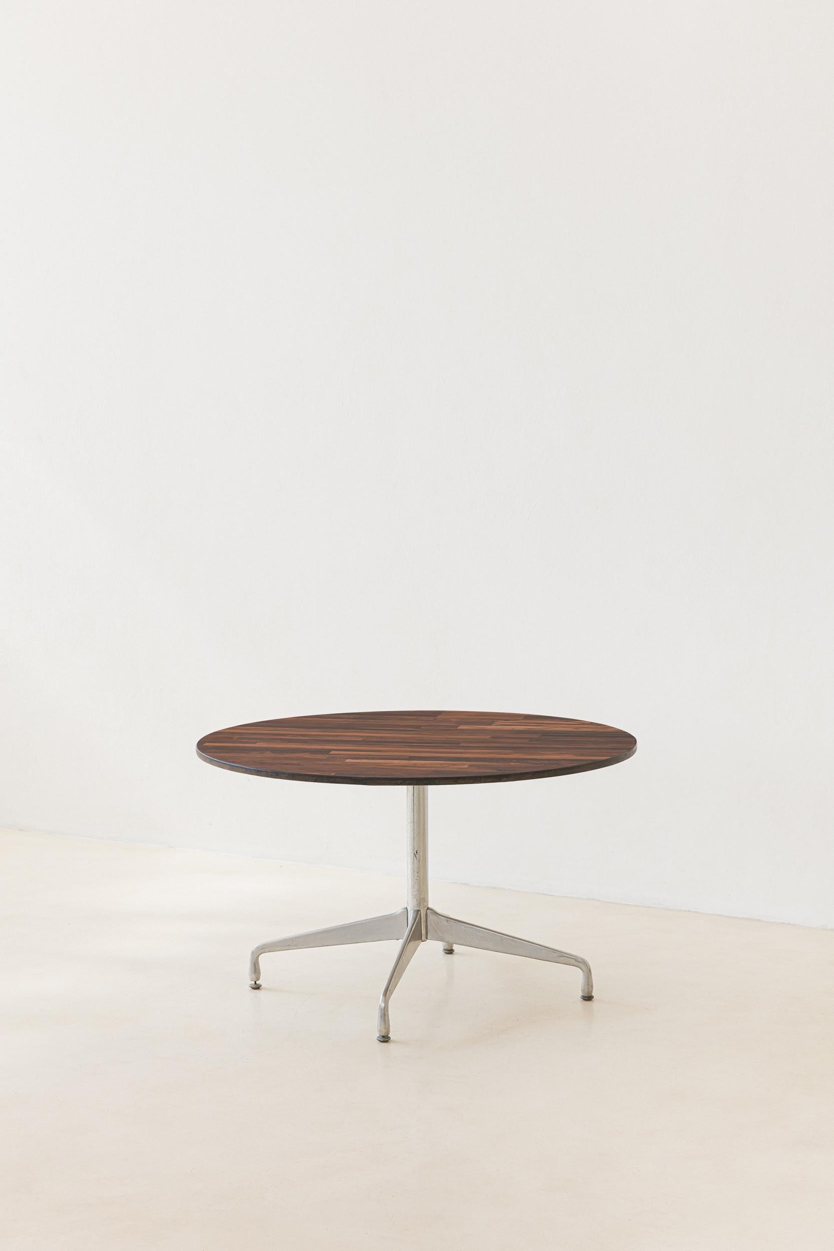 Le patrimoine mobilier moderne brésilien recèle des pièces dont l'origine reste mystérieuse. Ces designs, magnifiquement réalisés et imprégnés de l'esthétique de leur époque, n'ont pas encore été rattachés à une entreprise ou à un designer