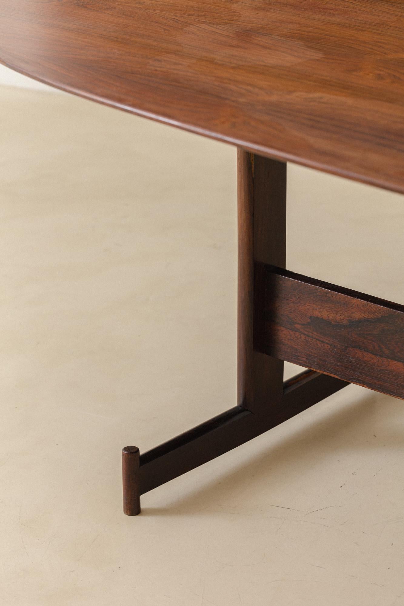 Veneer Brazilian Midcentury Dining Table in Rosewood, Unknown designer, 1960s For Sale