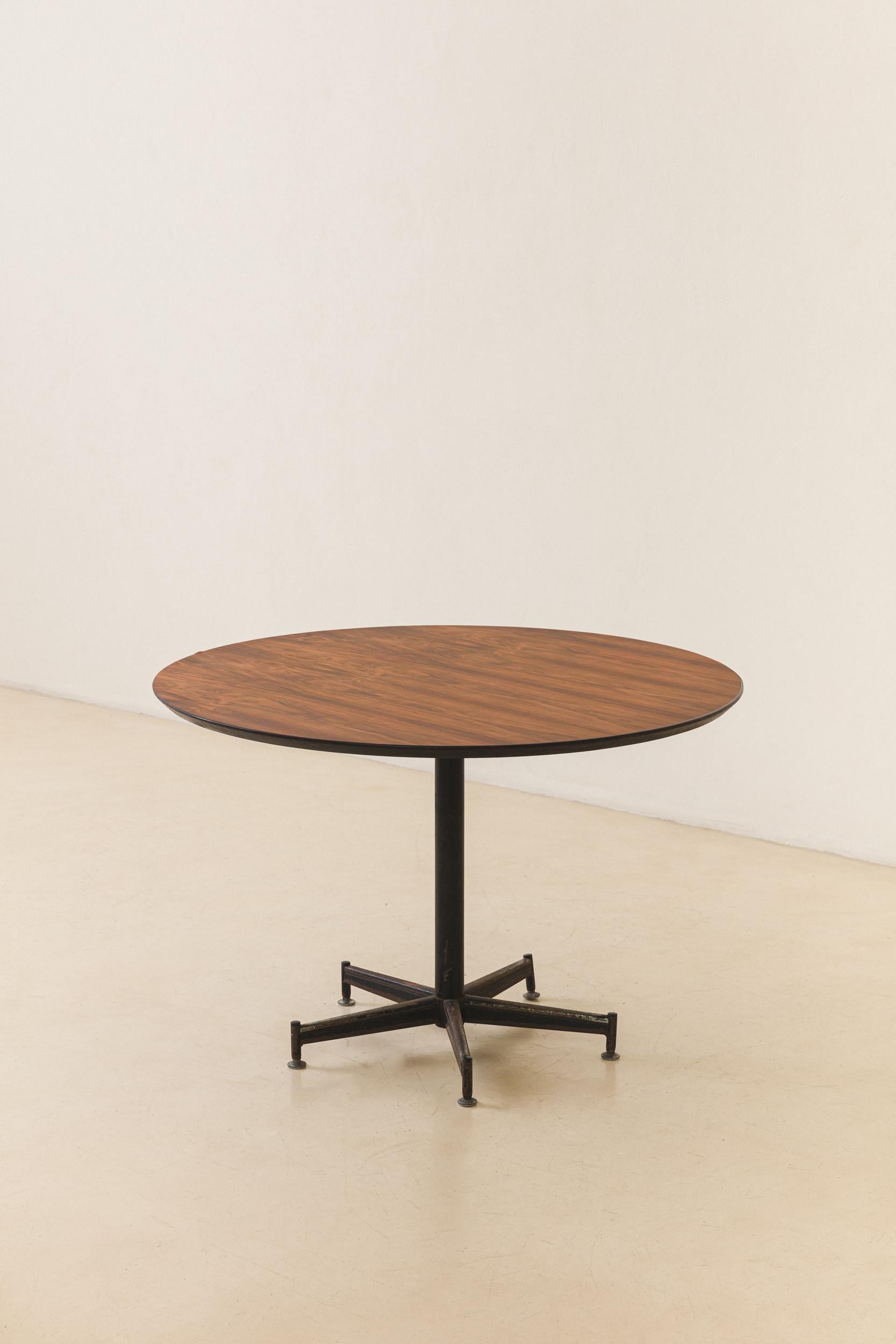 Table de salle à manger brésilienne du milieu du siècle en bois de rose, designer inconnu, années 1960 Bon état - En vente à New York, NY
