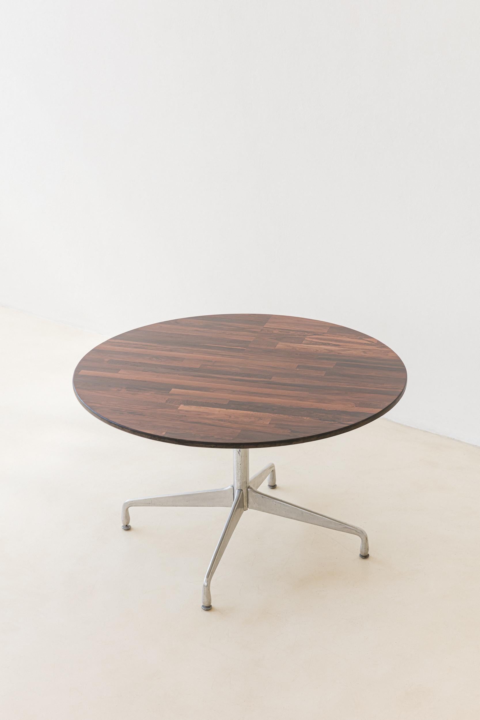 Table de salle à manger brésilienne du milieu du siècle en bois de rose, designer inconnu, années 1960 Bon état - En vente à New York, NY