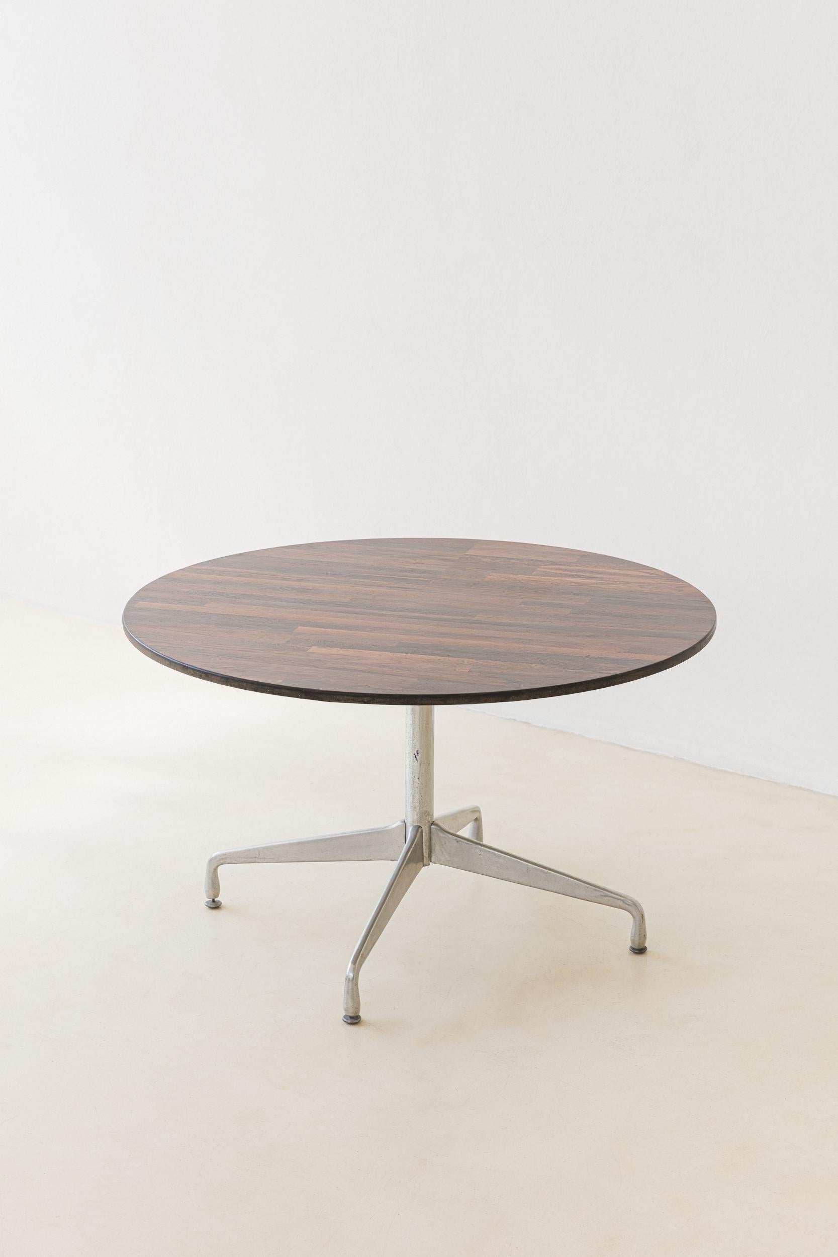 Milieu du XXe siècle Table de salle à manger brésilienne du milieu du siècle en bois de rose, designer inconnu, années 1960 en vente