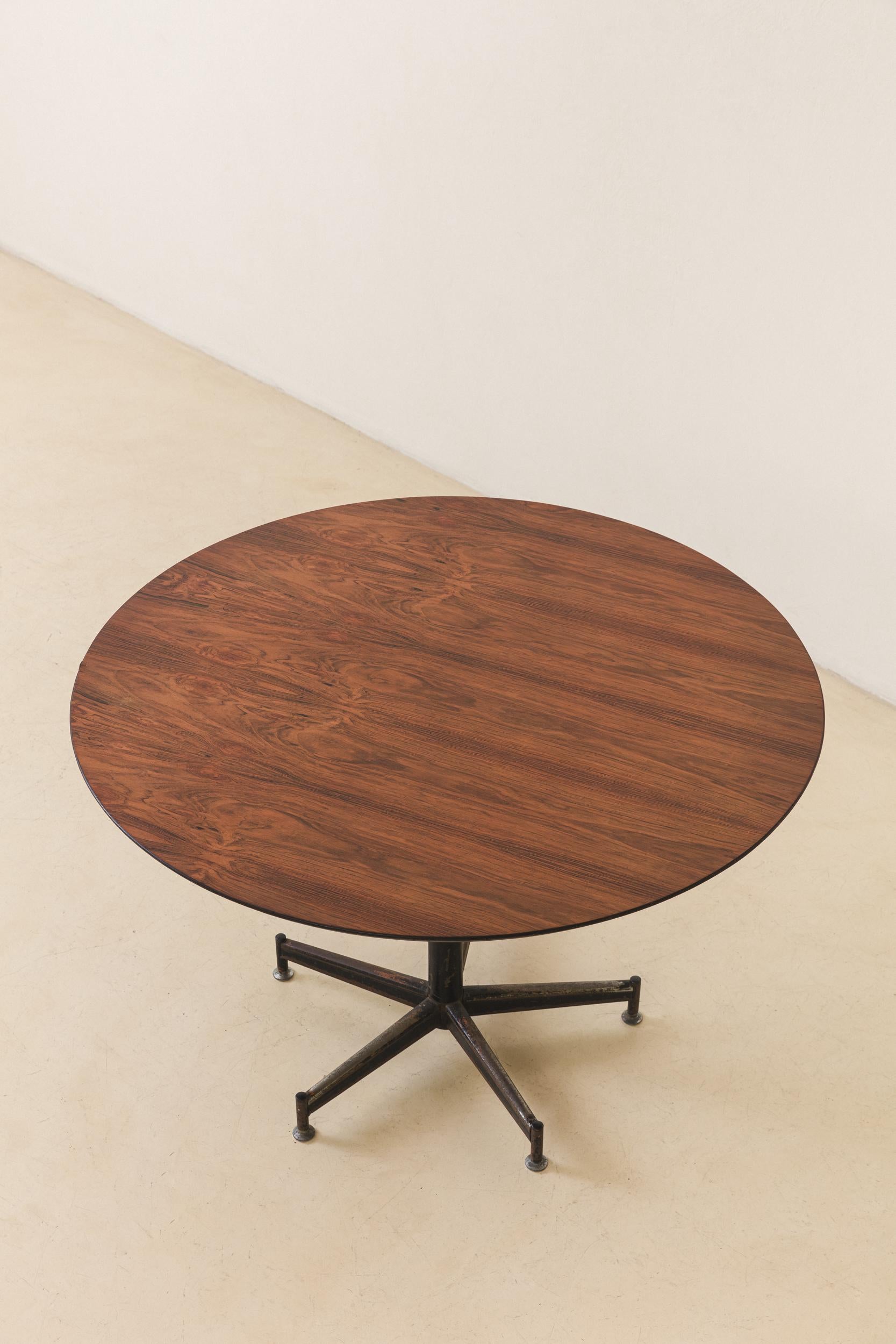 Table de salle à manger brésilienne du milieu du siècle en bois de rose, designer inconnu, années 1960 en vente 1