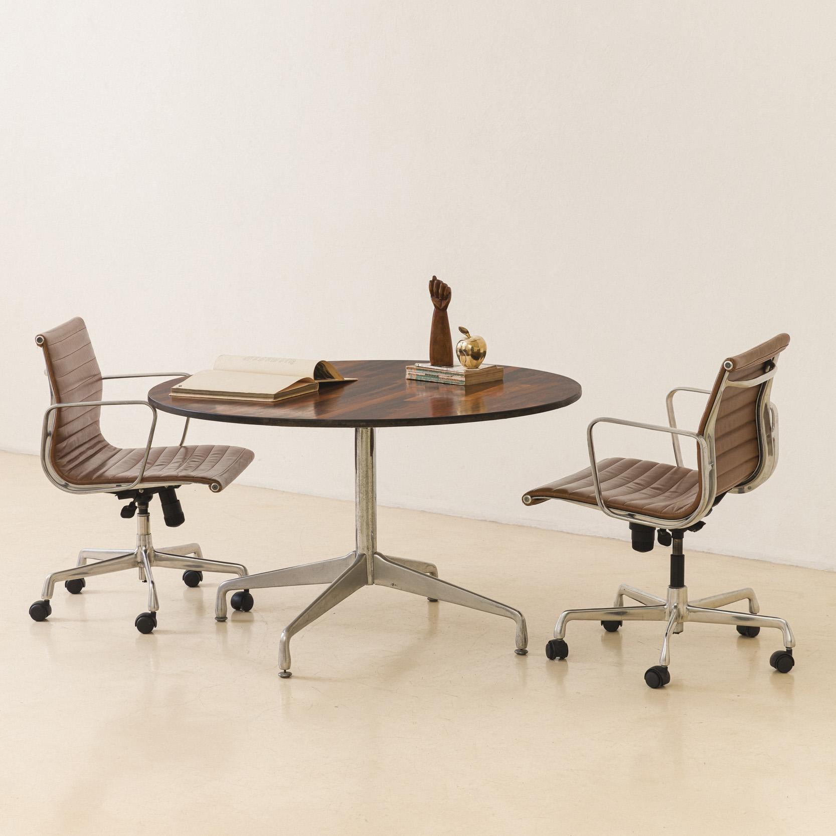 Table de salle à manger brésilienne du milieu du siècle en bois de rose, designer inconnu, années 1960 en vente 1