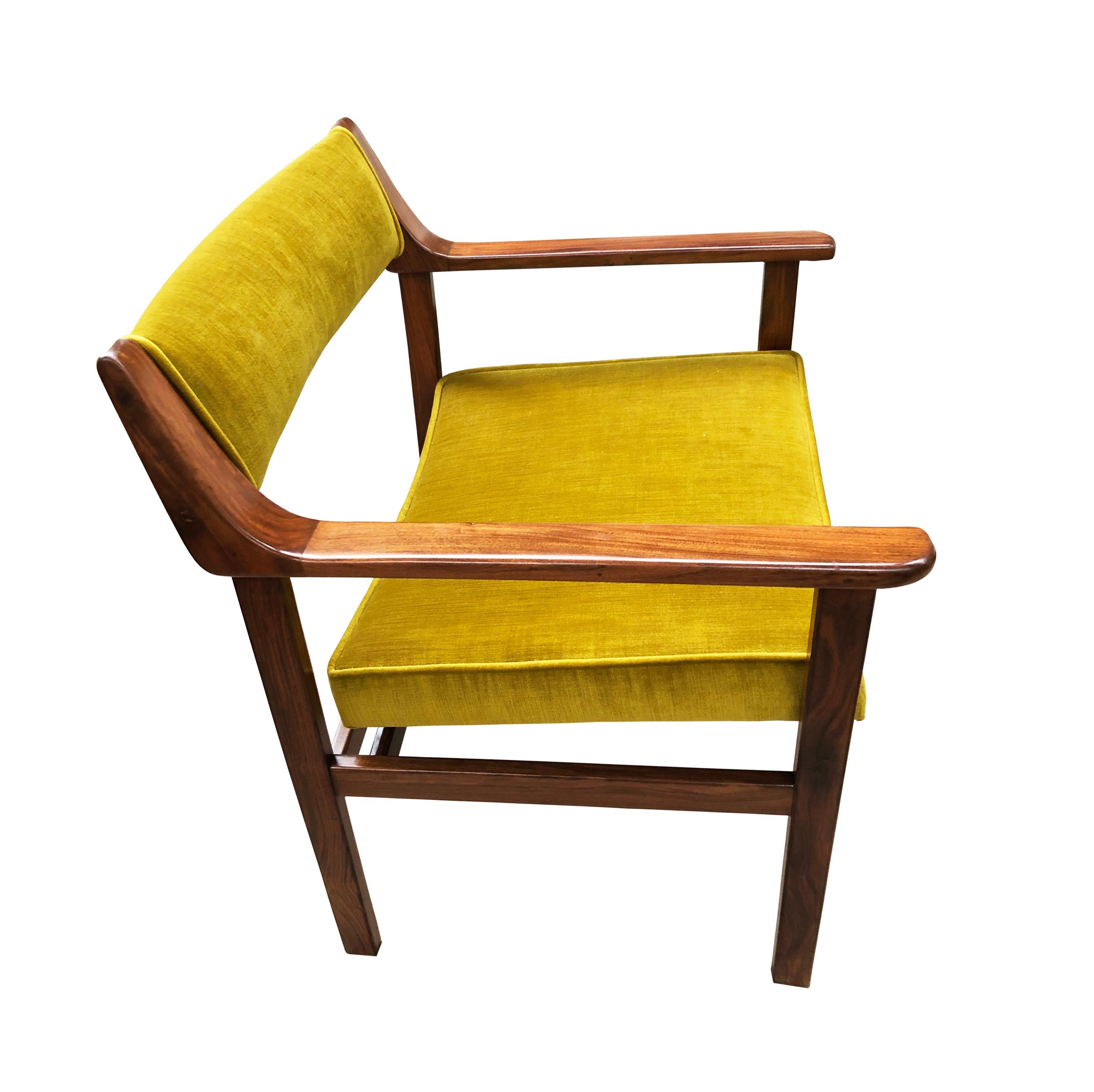 Tenemos un par de sillas con reposabrazos fabricadas en madera maciza por Cantù Móveis e Interiores Ltda, en la década de 1960, Brasil.

Los arquitectos Jorge Jabour Mauad y Osires Cunha Meale fueron los encargados de diseñar el mobiliario de Cantù