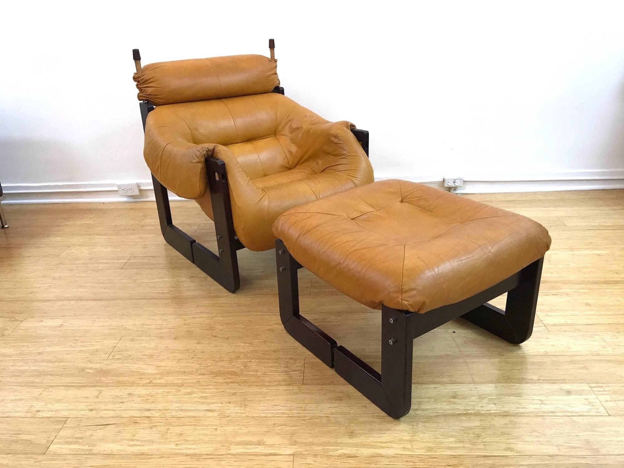Sculptural MP97 brazilian midcentury armchair and matching ottoman with frame in Jatobah wood with rosewood finish and upholstered in light leather by Percival Lafer, Brazil 1970s.