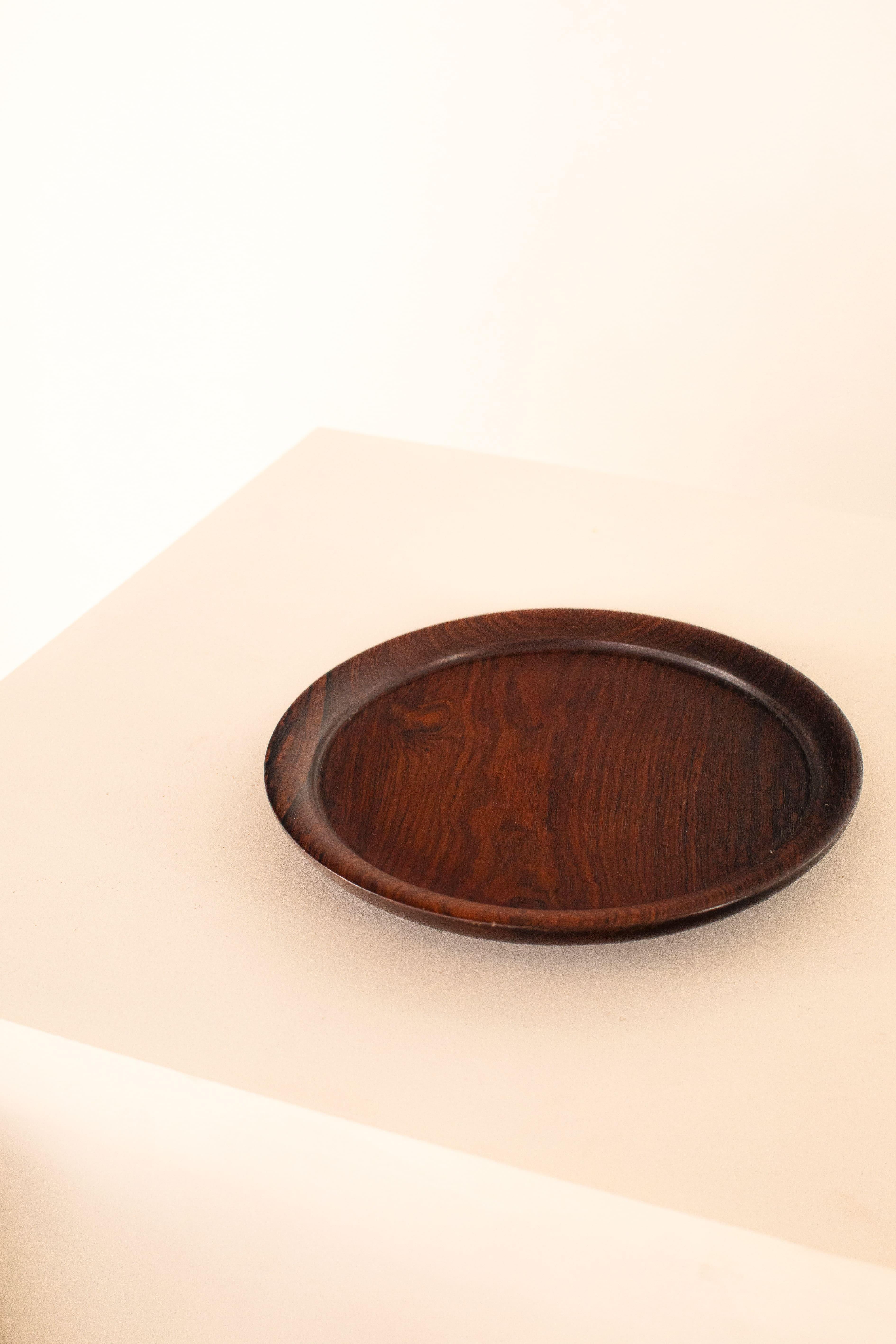 Beautiful serving plate made of a single piece of Brazilian rosewood of unknown authorship.
