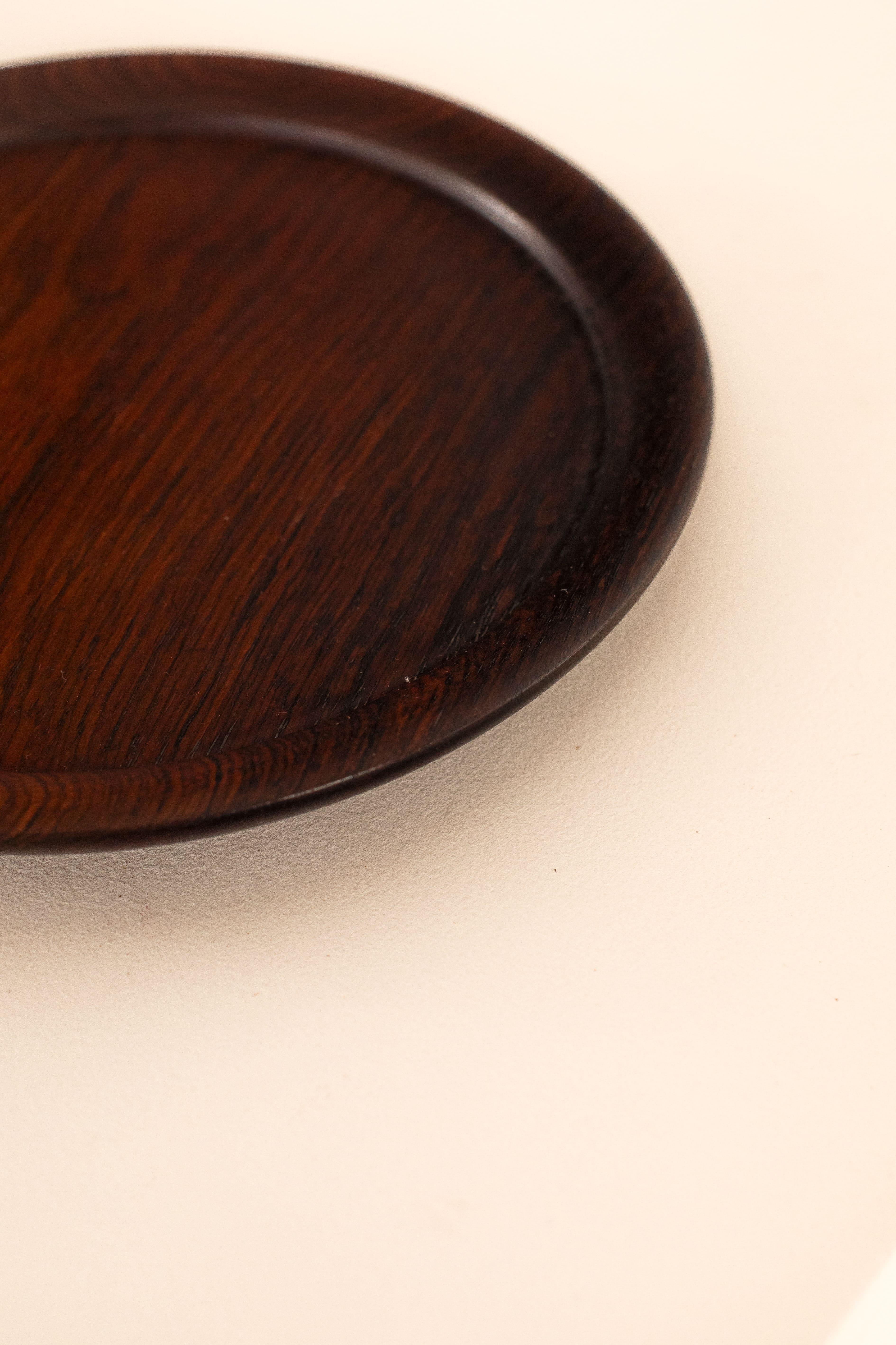 Brazilian Midcentury Serving Round Plate in Rosewood, c. 1970 In Good Condition For Sale In Rio De Janeiro, RJ