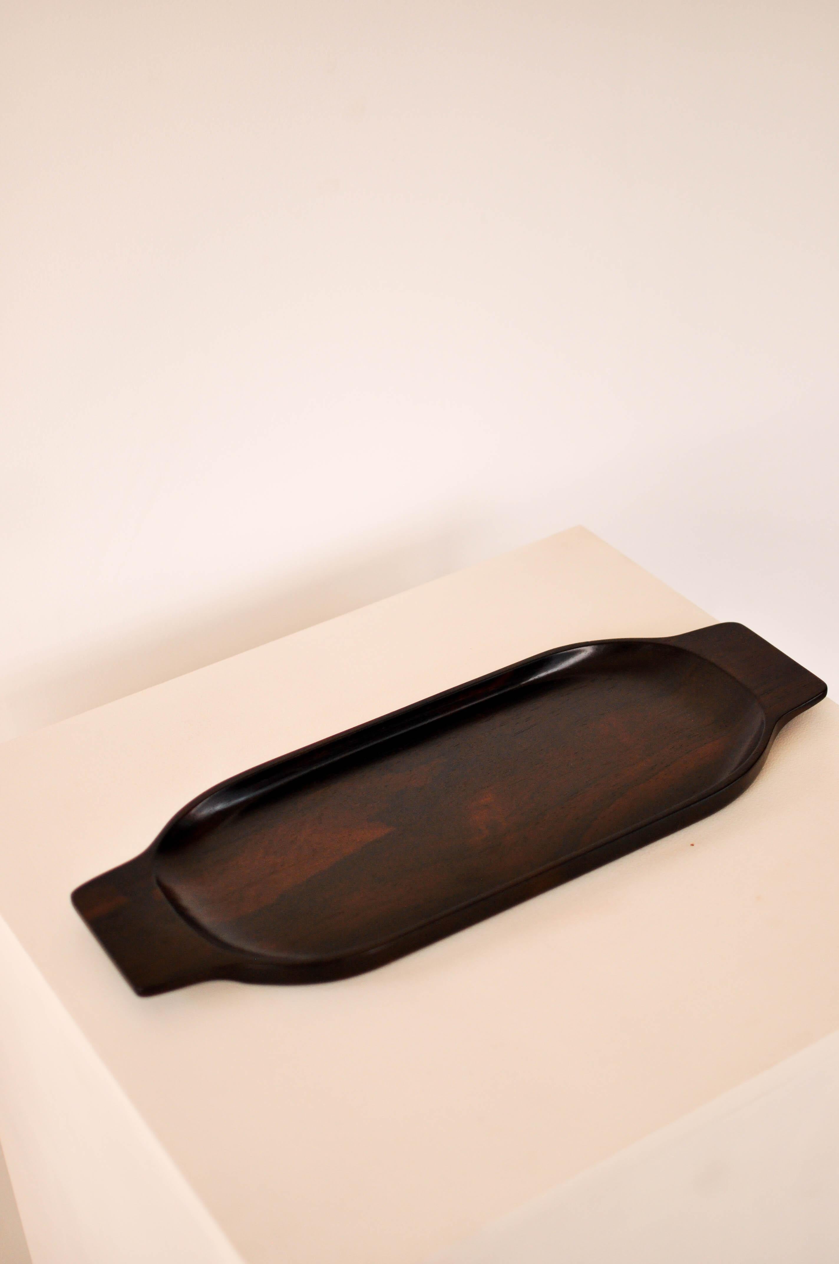 Beautiful tray carved from a single piece of Brazilian rosewood manufactured by Casa Finland which produced utilitarian objects in noble Brazilian woods in Brazil in the mid-20th century.