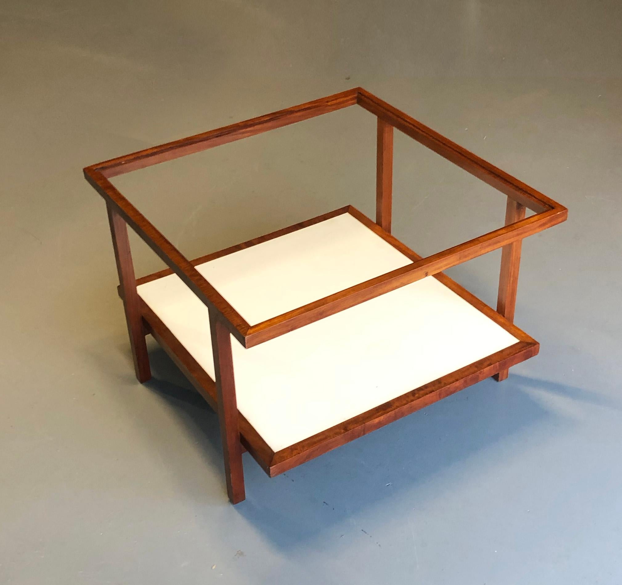 Mesa auxiliar brasileña de mediados de siglo, diseñada por el estudio de arquitectura Branco & Preto. 
São Paulo, Brasil Años 50

El marco es de madera maciza de caviúna de diseño minimalista.
La mesa tiene un tablero de cristal que se asienta a