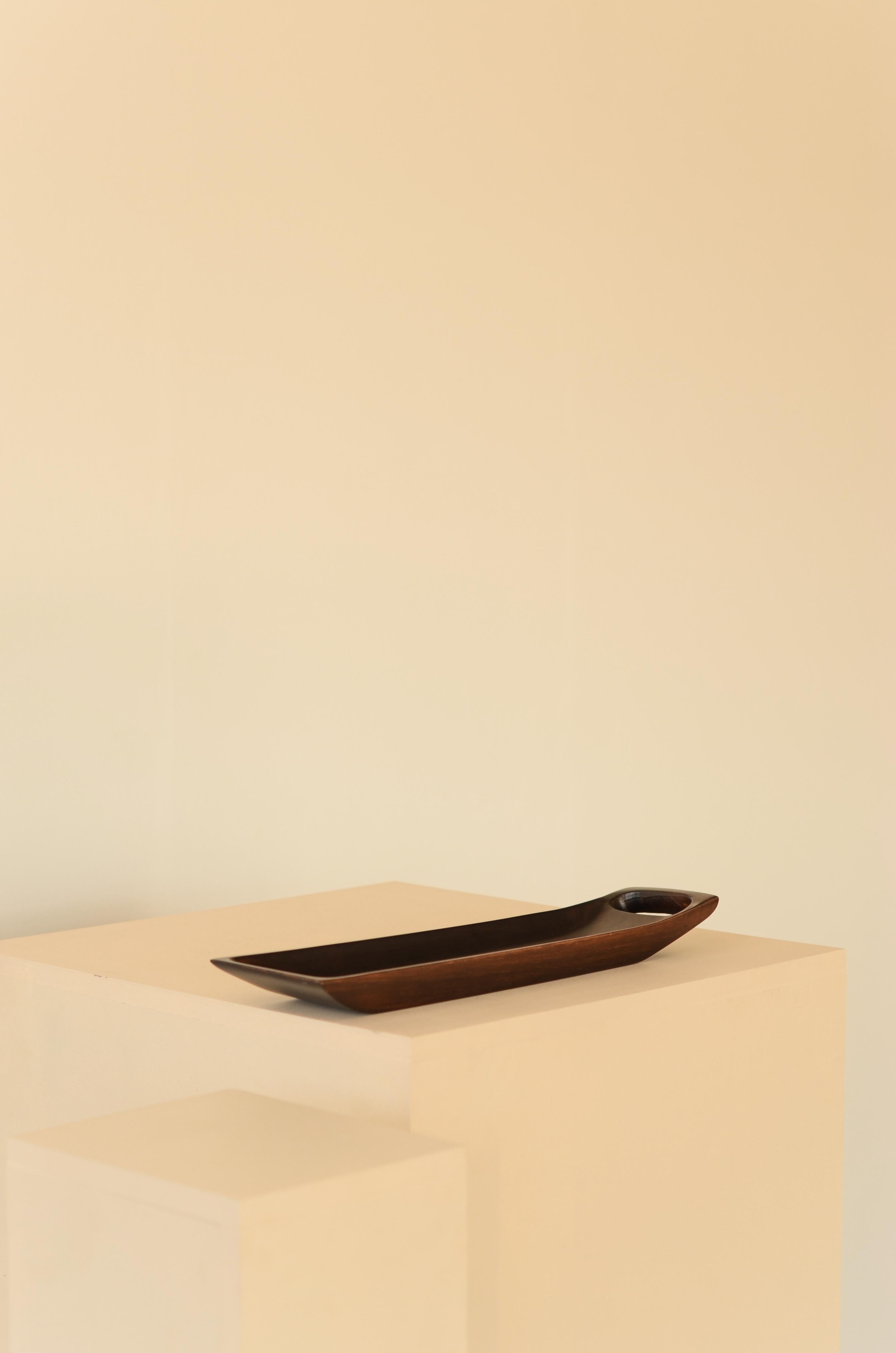 Rare and beautiful tray with handle carved in Brazilian rosewood model 506 from the WoodArt catalogue.

Jean Gillon (1919-2007) was born in Romania, where he graduated in Architecture and Fine Arts. In 1956 he moved to Brazil, where he developed an