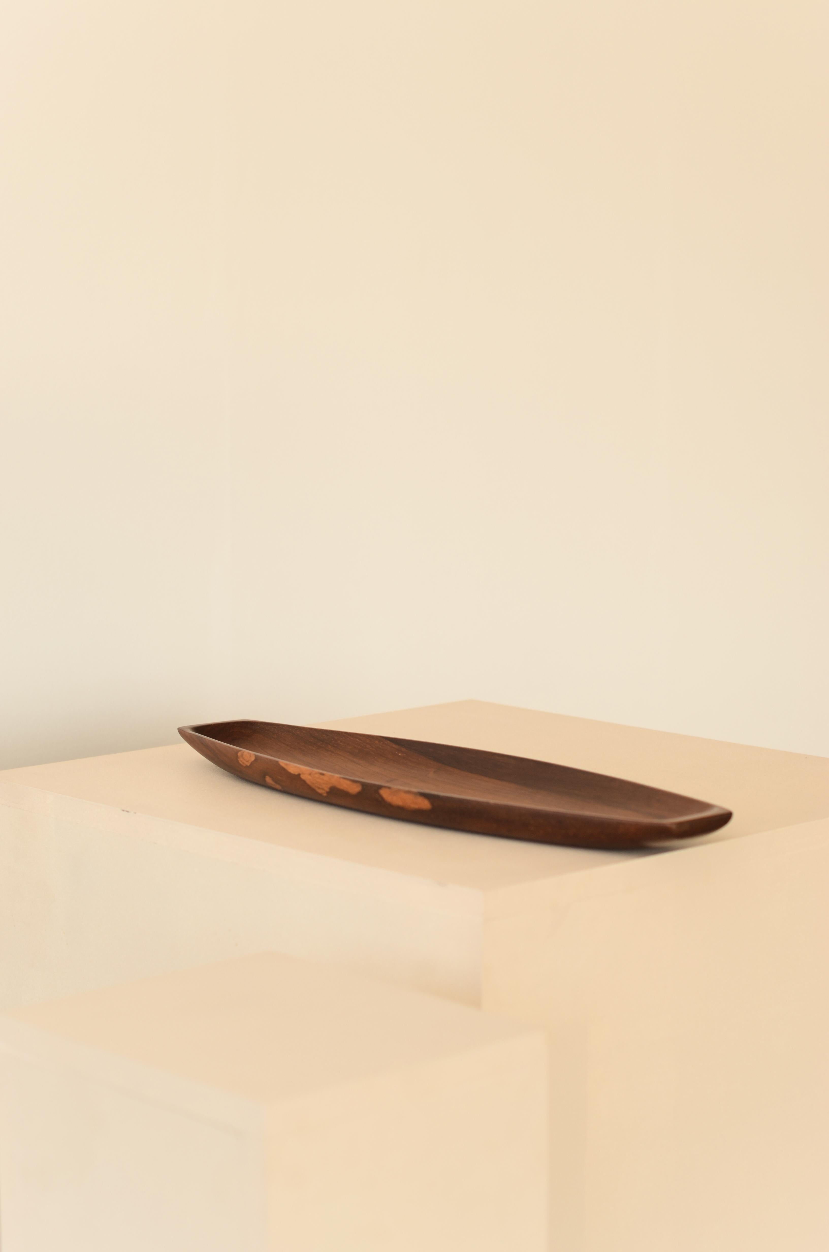 Solid rosewood platter by Jean Gillon model 705 from the WoodArt catalogue.

Jean Gillon (1919-2007) was born in Romania, where he graduated in Architecture and Fine Arts. In 1956 he moved to Brazil, where he developed an impressive and vast work as