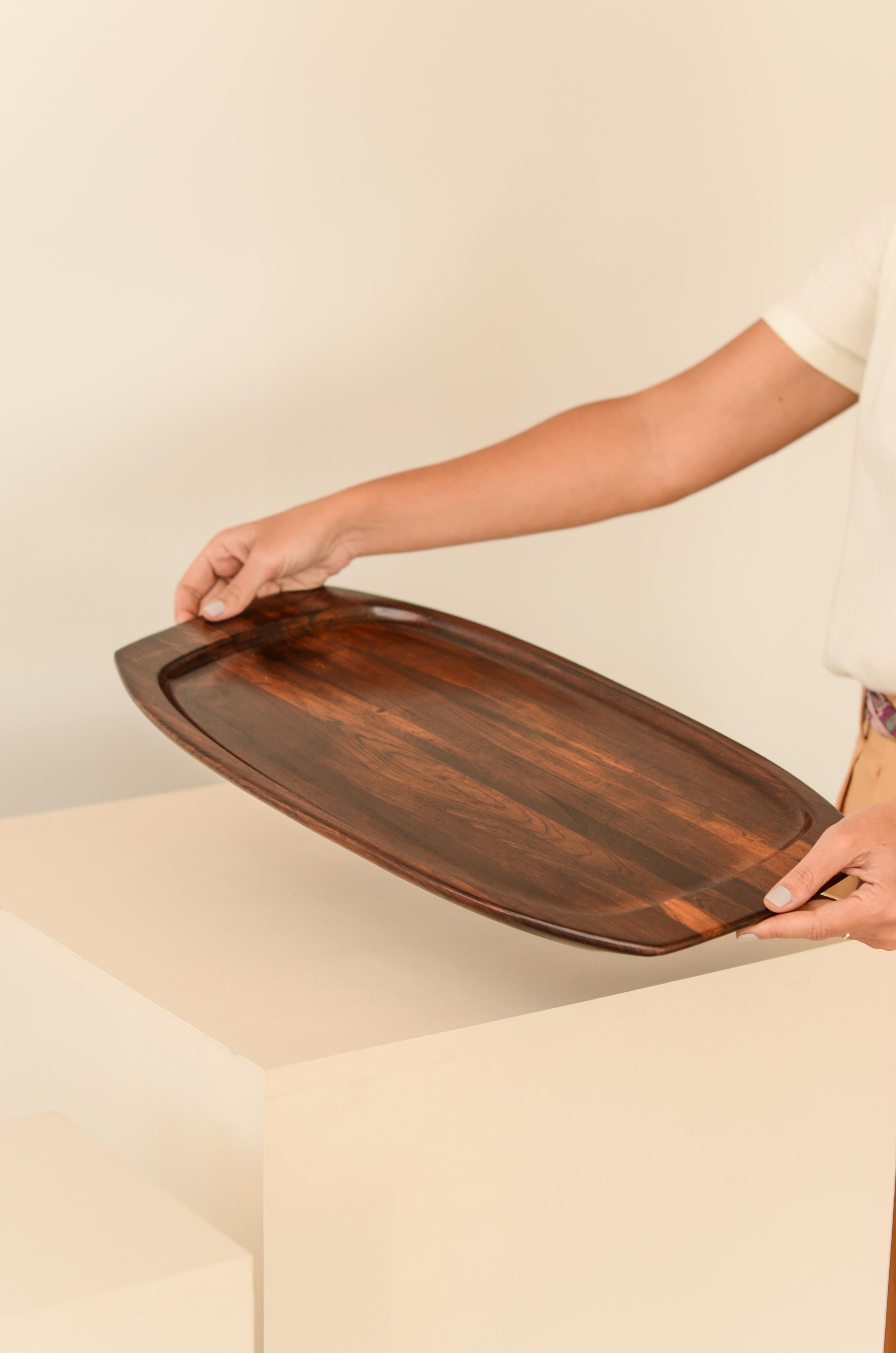 Rare solid rosewood tray by Jean Gillon model 732 from the WoodArt catalogue.

Jean Gillon (1919-2007) was born in Romania, where he graduated in Architecture and Fine Arts. In 1956 he moved to Brazil, where he developed an impressive and vast work