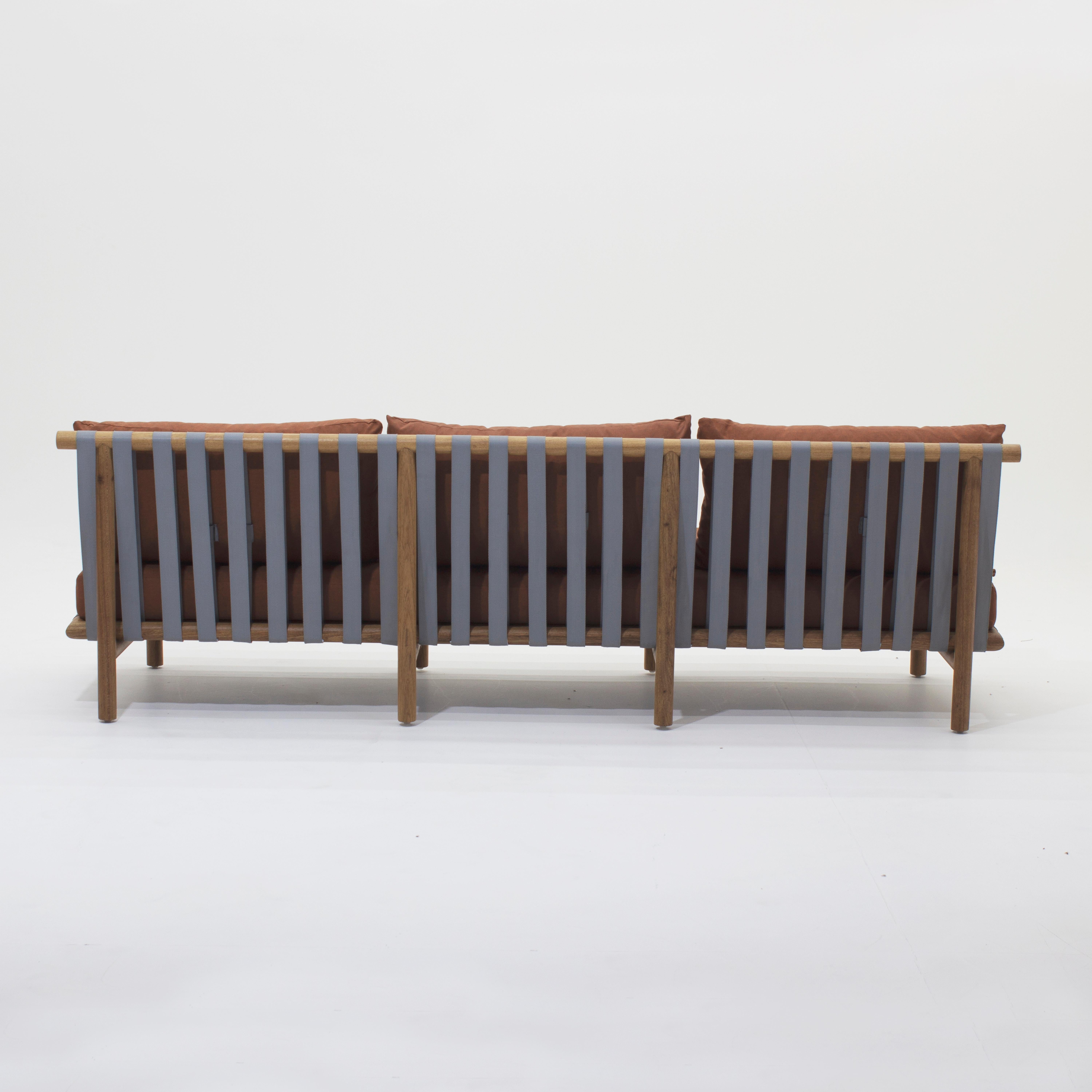 
Voici le canapé Serge de Lamas Design, un exemple d'élégance en plein air et de sophistication architecturale moderne. Le canapé Serge présente une structure géométrique méticuleusement élaborée, utilisant une grille carrée pour obtenir des